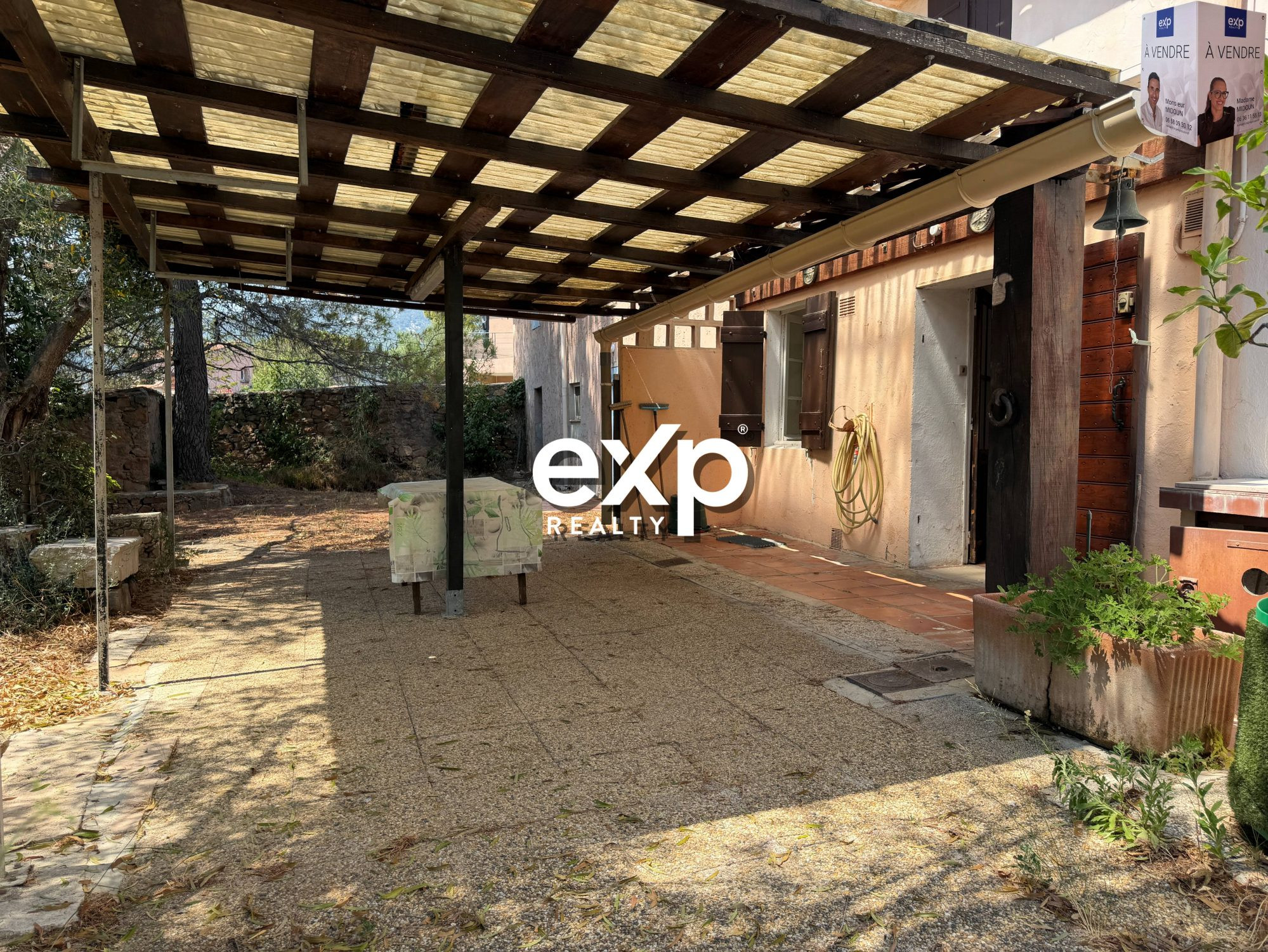 Maison à rénover avec cour, terrasse couverte , places de parking et annexes – La Garde