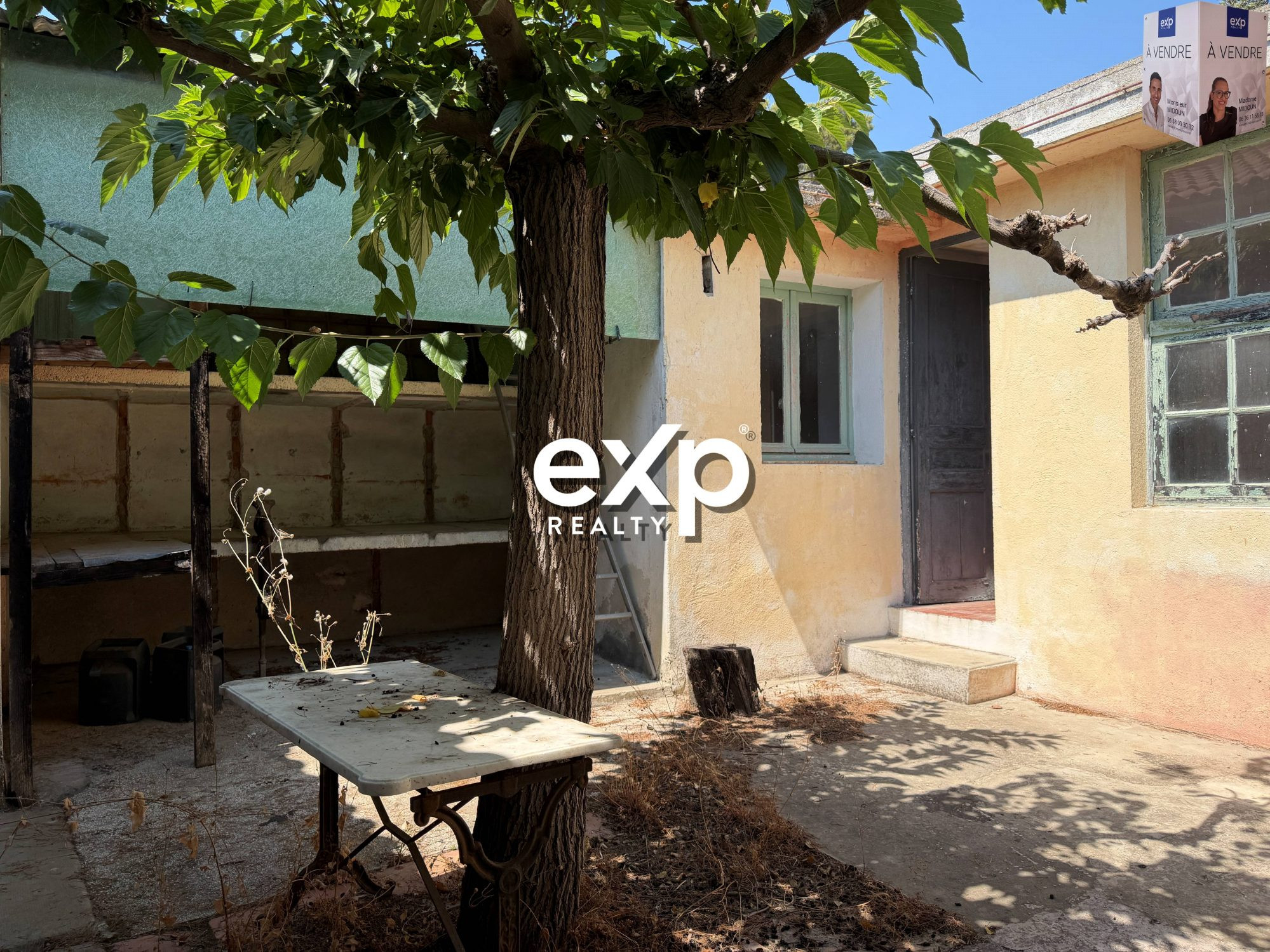 House to renovate with courtyard, covered terrace, parking spaces and outbuildings – La Garde 2