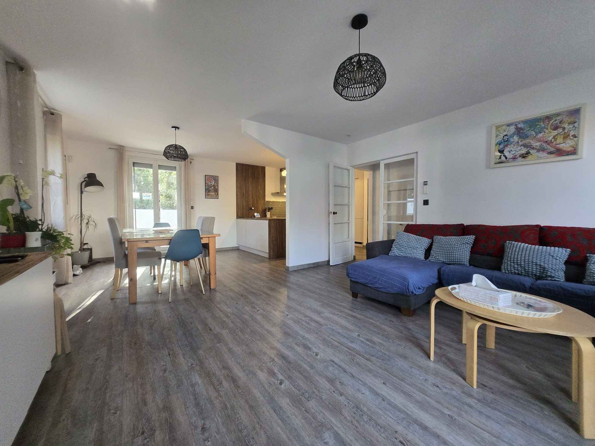 Villa familiale 4 chambres avec garage et jardin.