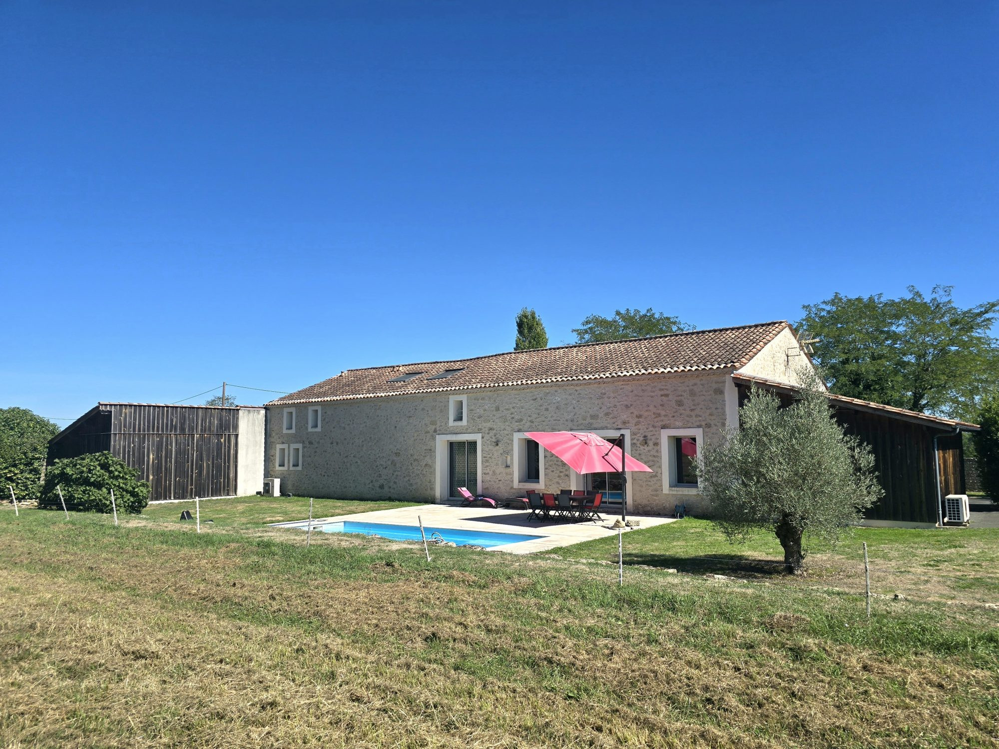 BELLE OPPORTUNITÉ – ENSEMBLE DE DEUX GÎTES INDÉPENDANTS AVEC PISCINES
