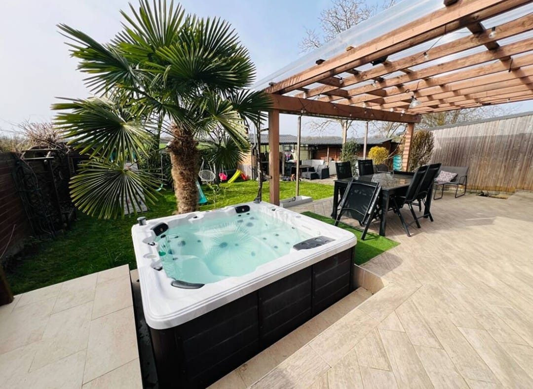 Maison à vendre à Villeneuve-le-Comte, 104 m²