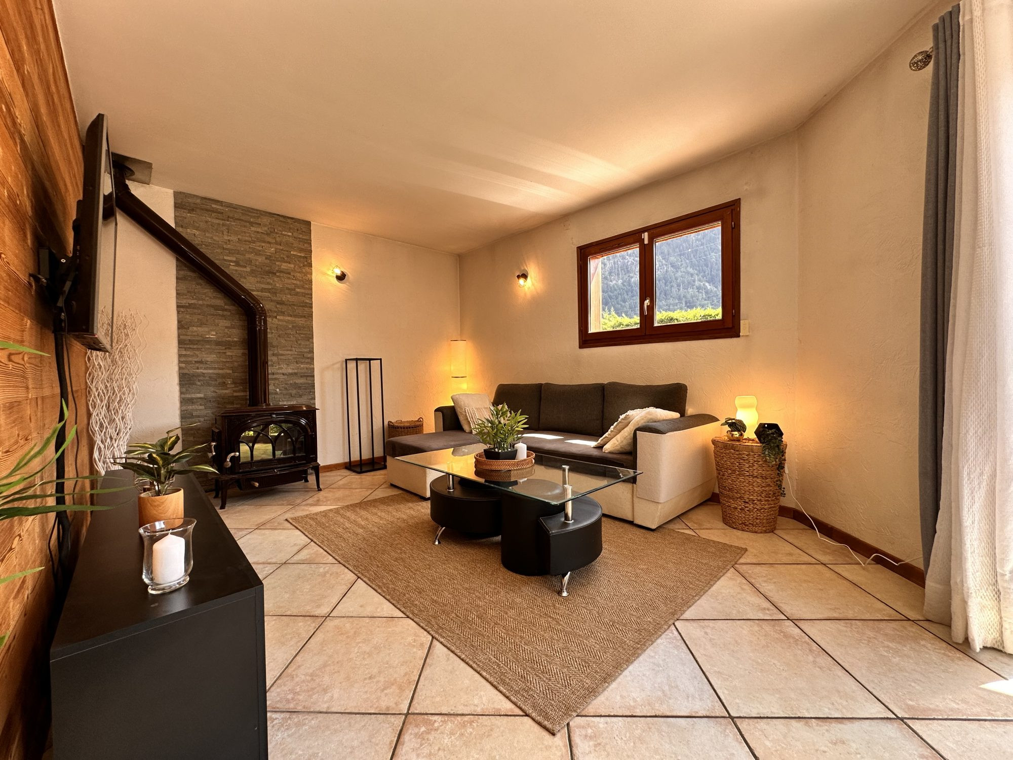 Maison familiale 4 chambres avec piscine, jacuzzi, carport et garage à Scionzier