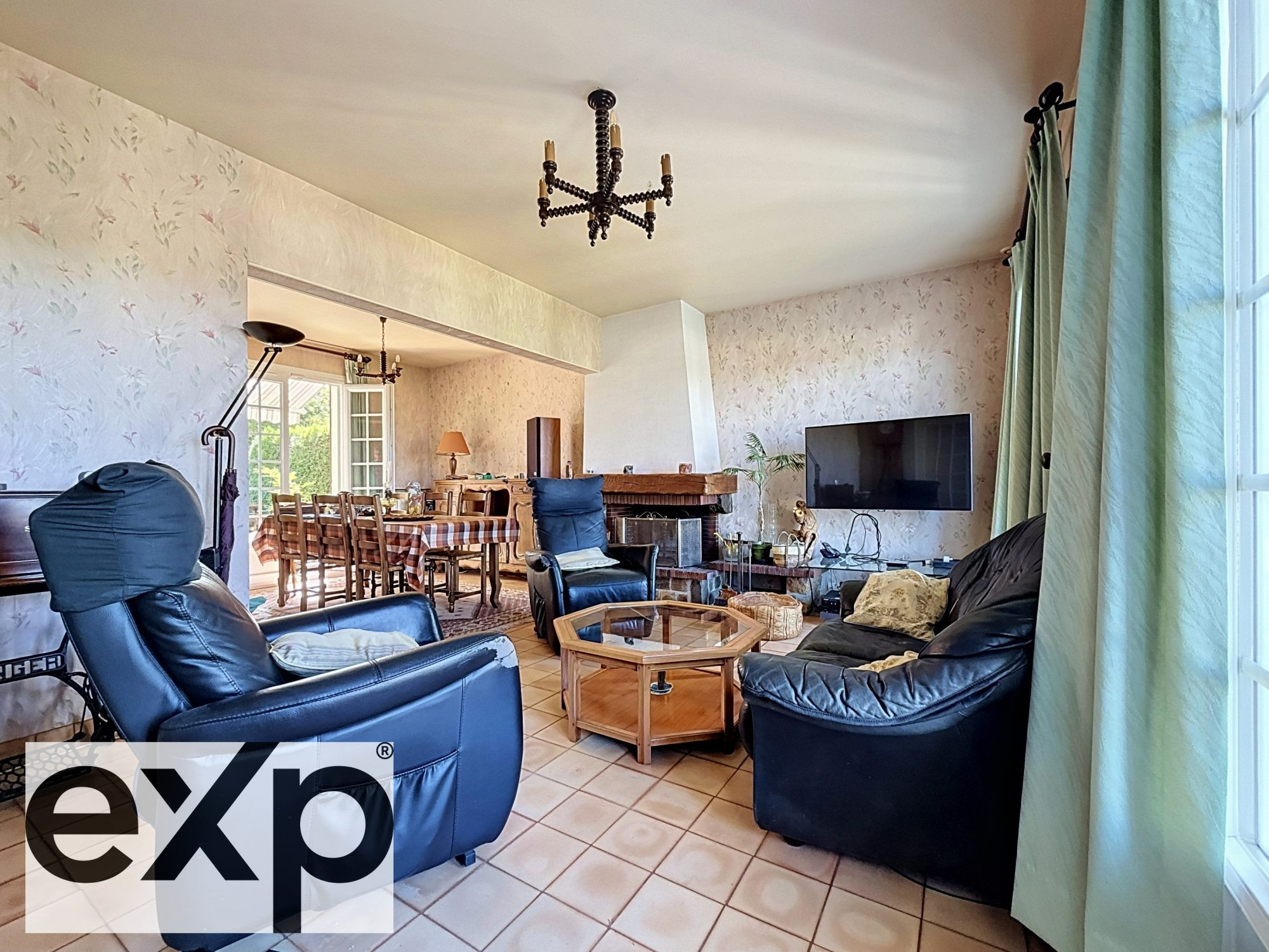 5 rooms – 3 bedrooms – 111 m² of living space – attic to be completed – full basement – garden – terrace – fireplace – double glazing. 3