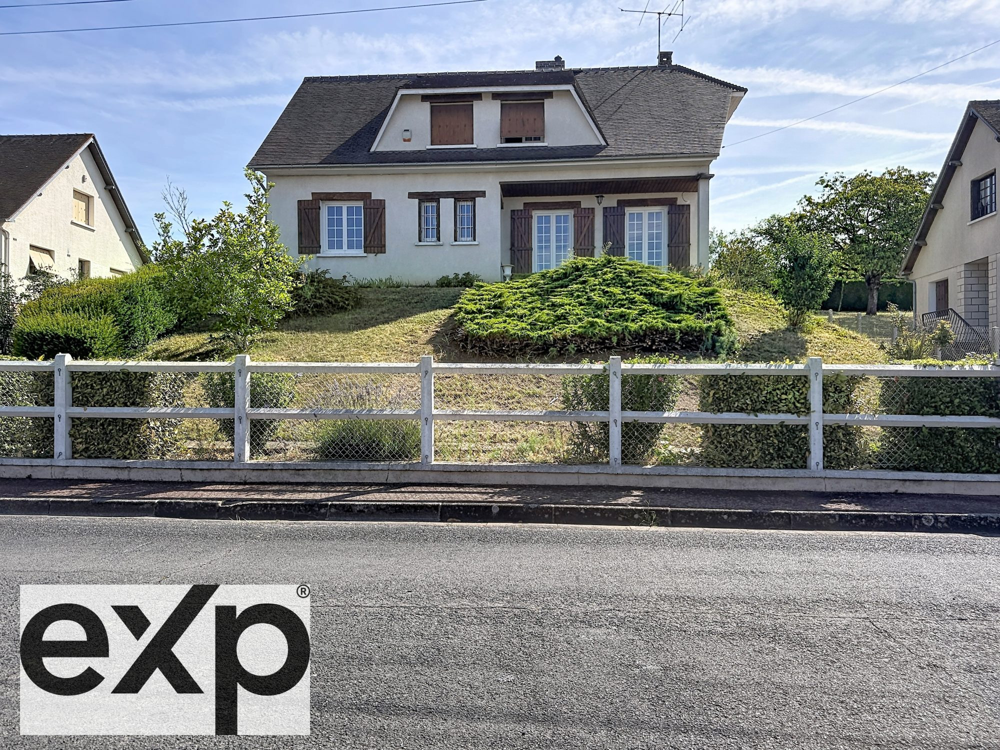 5 pièces – 3 chambres – 111 m² habitables – combles à terminer – sous-sol complet – jardin – terrasse – cheminée – double vitrage.