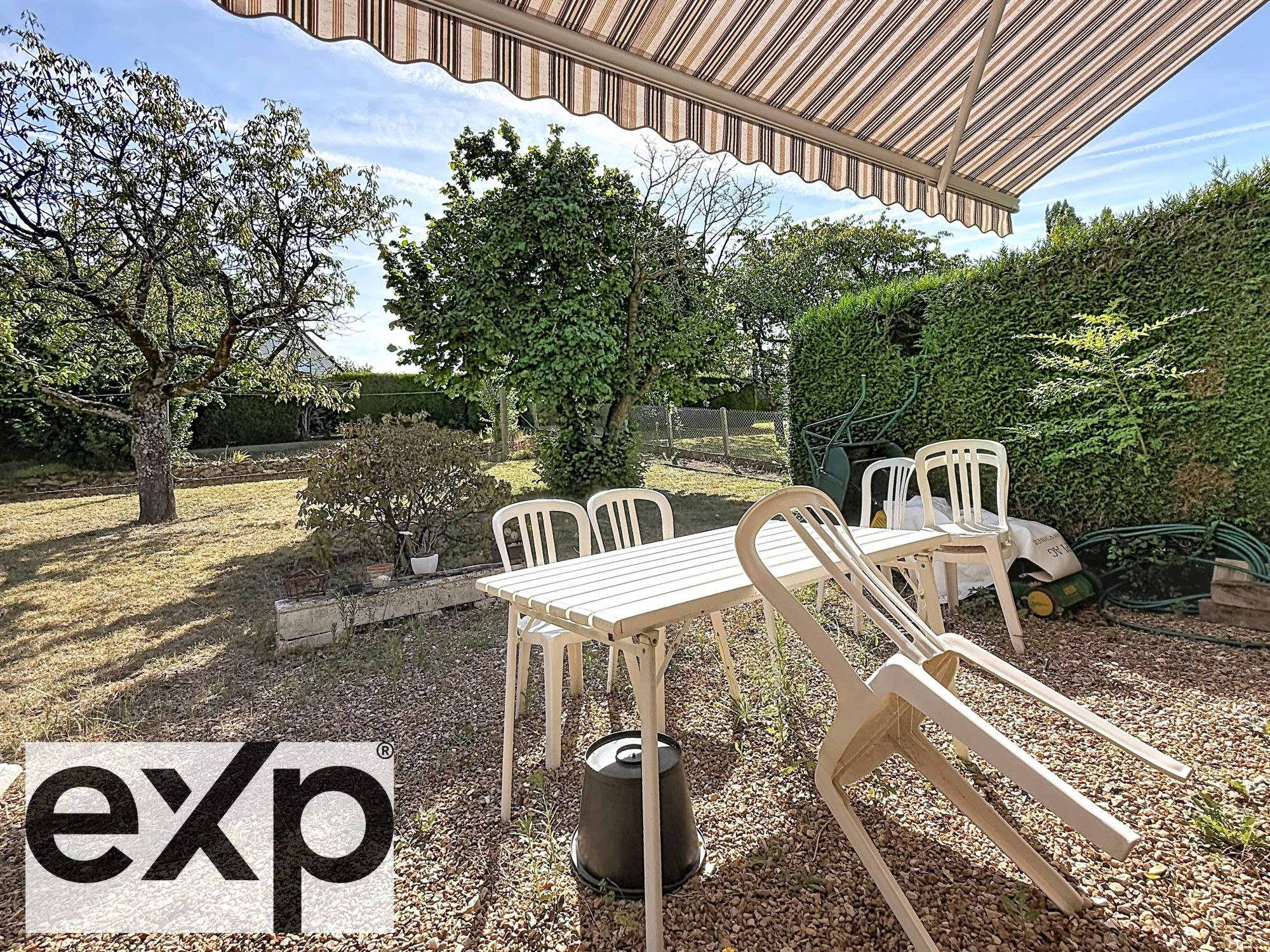 5 rooms – 3 bedrooms – 111 m² of living space – attic to be completed – full basement – garden – terrace – fireplace – double glazing. 2