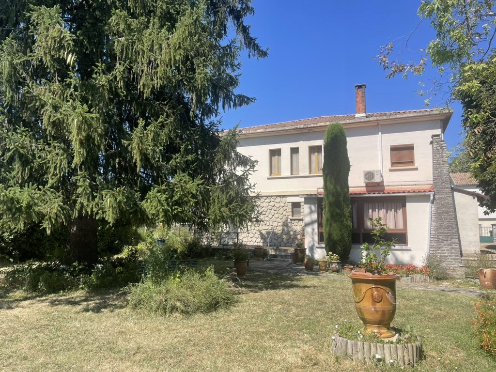 Belle maison cossue individuelle traditionnelle