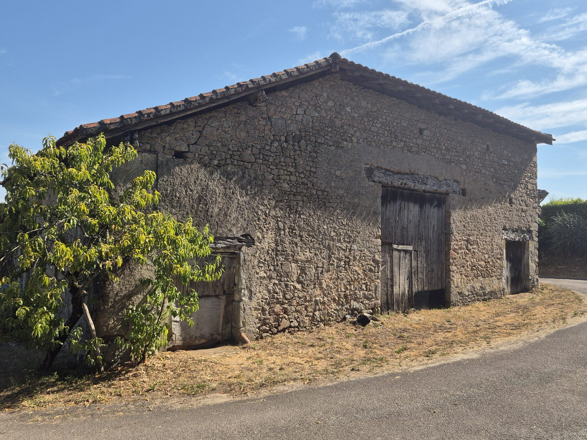 Ancienne propriété de caractère avec granges, dépendances, prés et bois