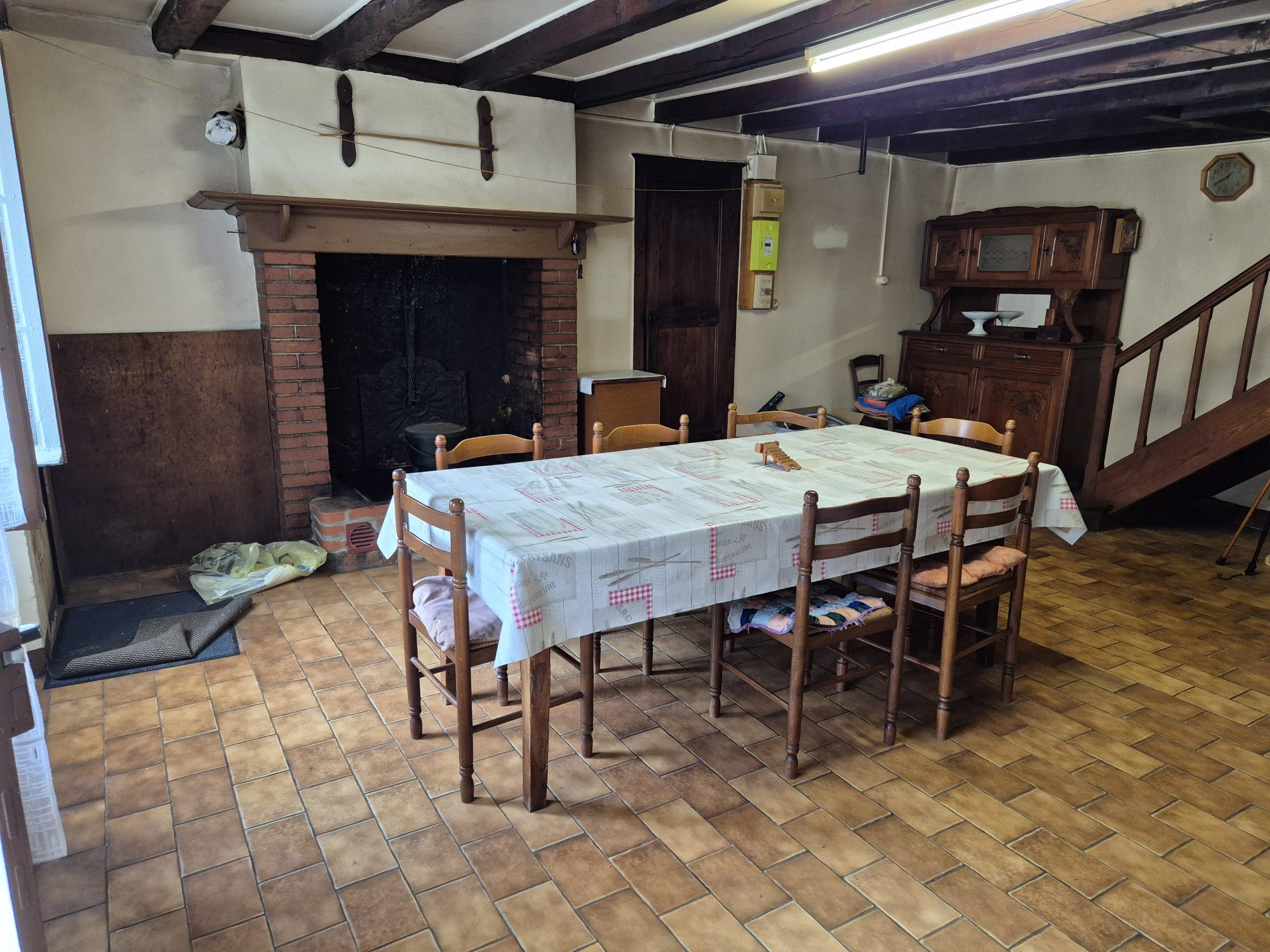 Ancienne propriété de caractère avec granges, dépendances, prés et bois
