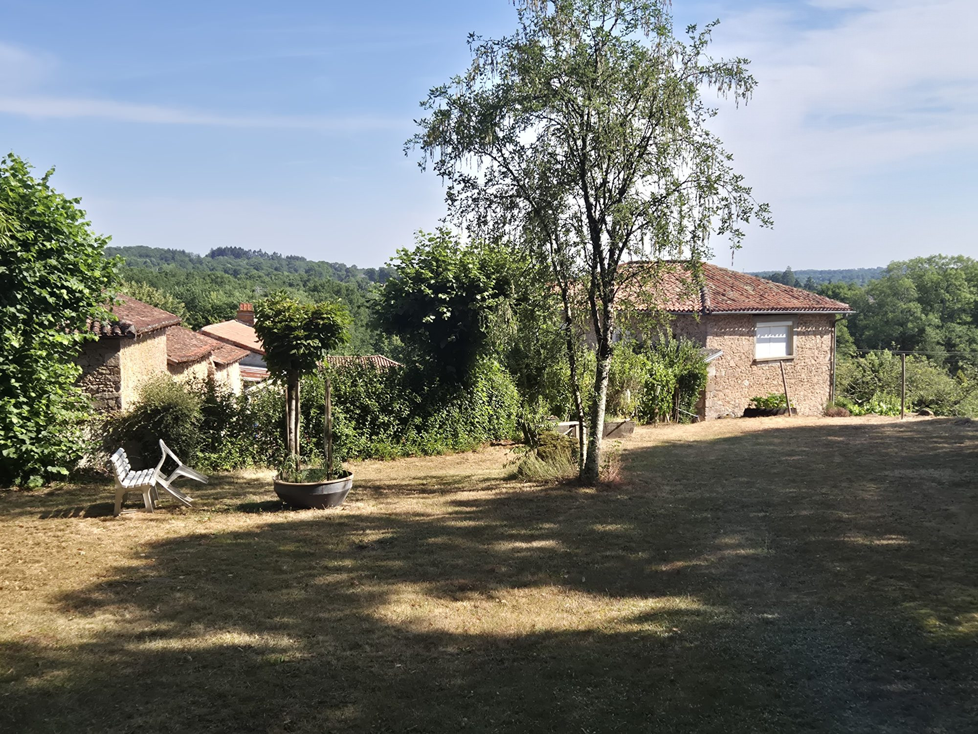 Ancienne propriété de caractère avec granges, dépendances, prés et bois