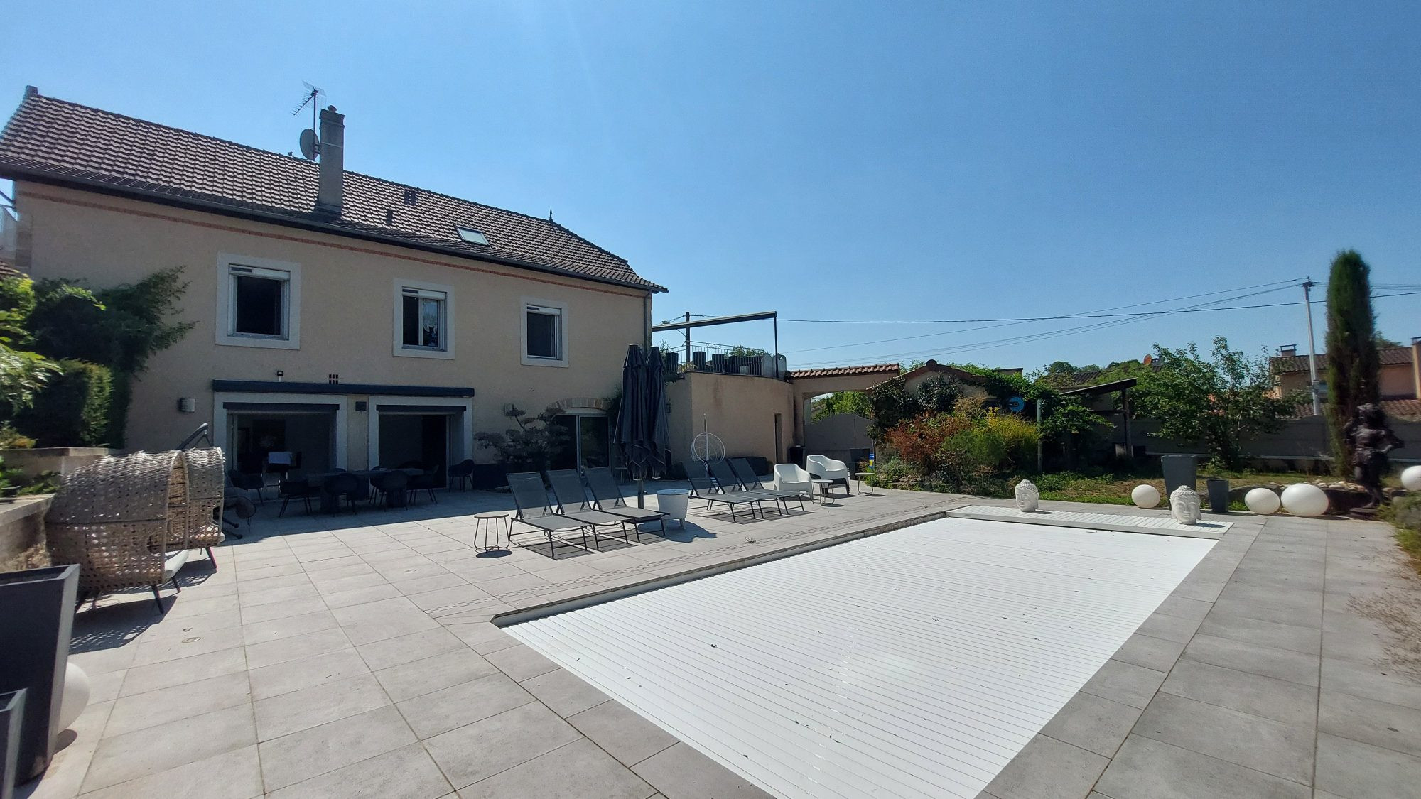 Family villa with heated swimming pool, SPA and castle view, 2,237m² plot. 3