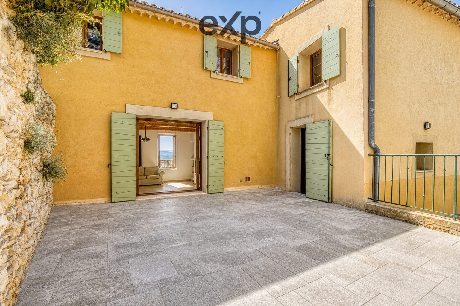Superbe masion de maitre composée de 2 logements avec grande terrasse et 2 places de parking