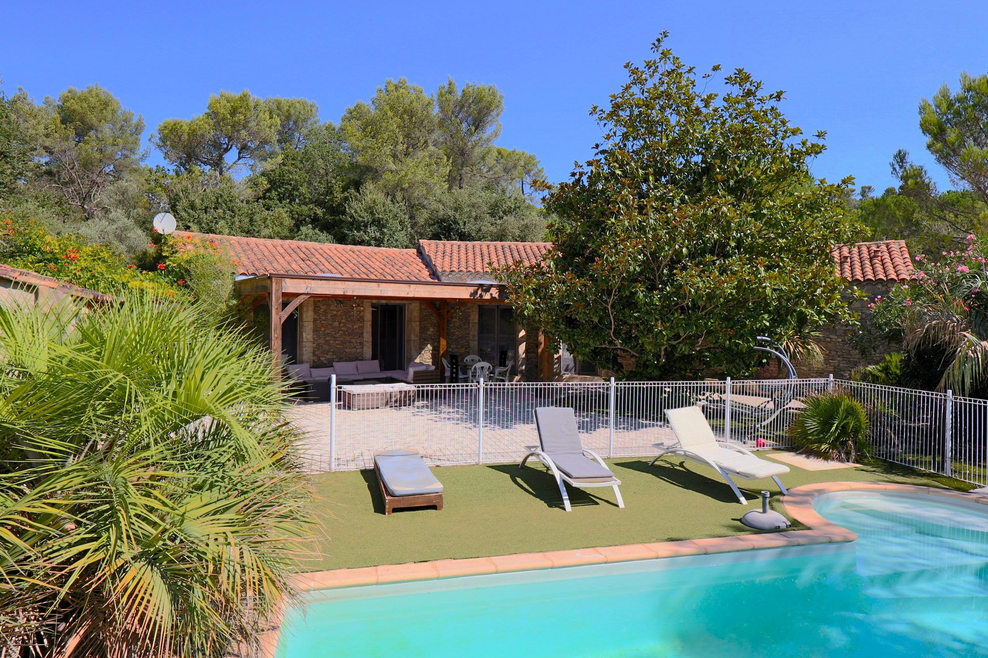 La Roquebrussanne – Maison avec piscine et dépendance