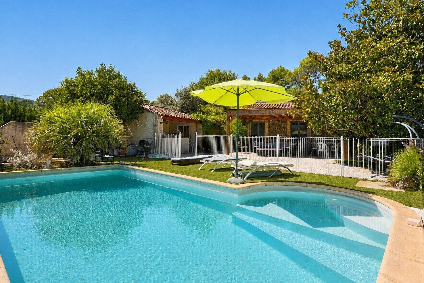 La Roquebrussanne – Maison avec piscine et dépendance