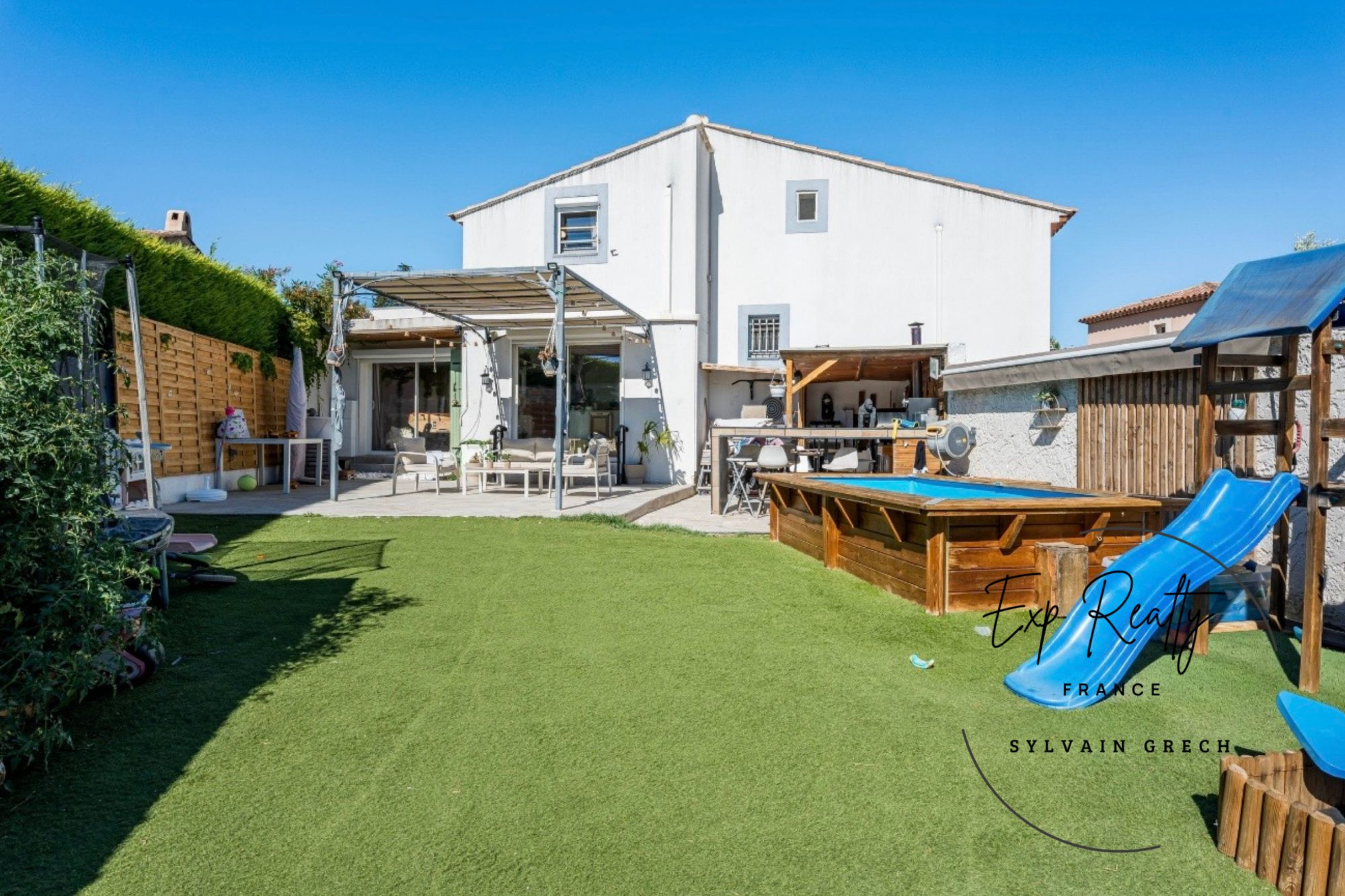 Maison individuelle avec piscine et jardin