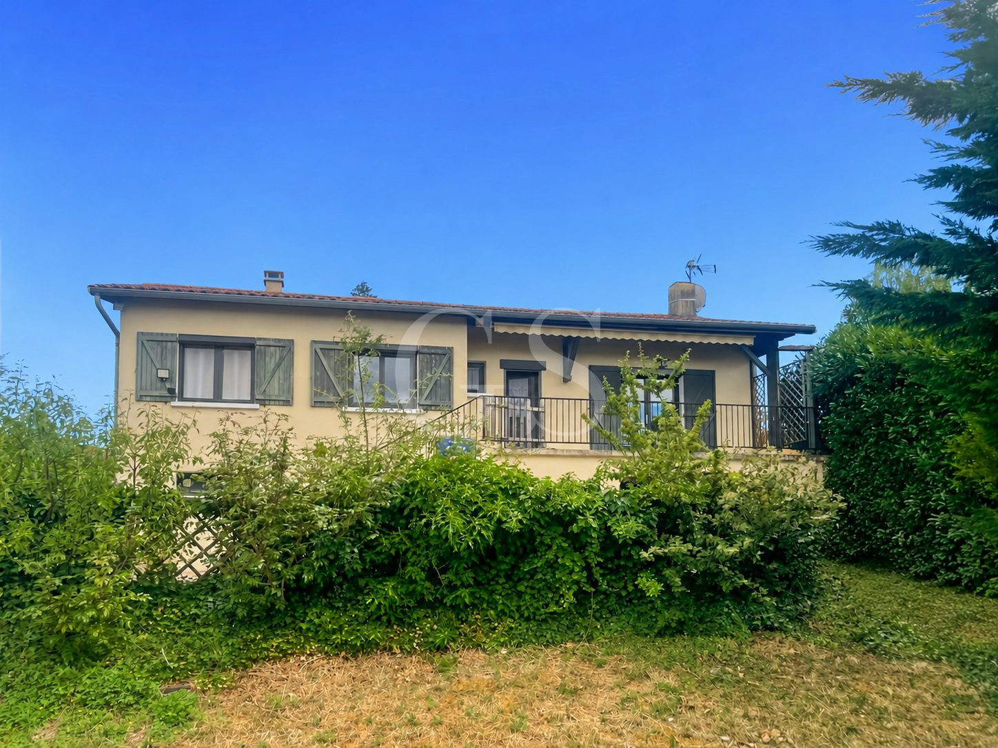 Maison avec garage sur parcelle de 851 m2