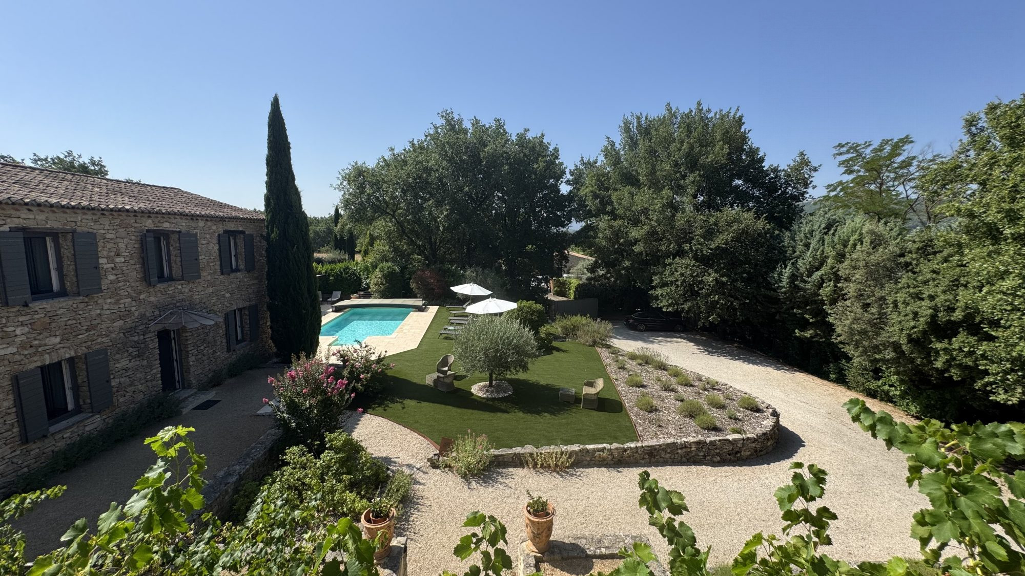 Domaine en pierre au coeur du triangle d'or LUBERON