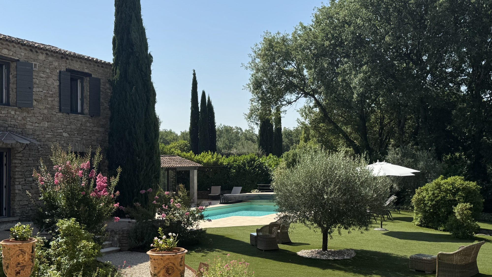 Domaine en pierre au coeur du triangle d'or LUBERON