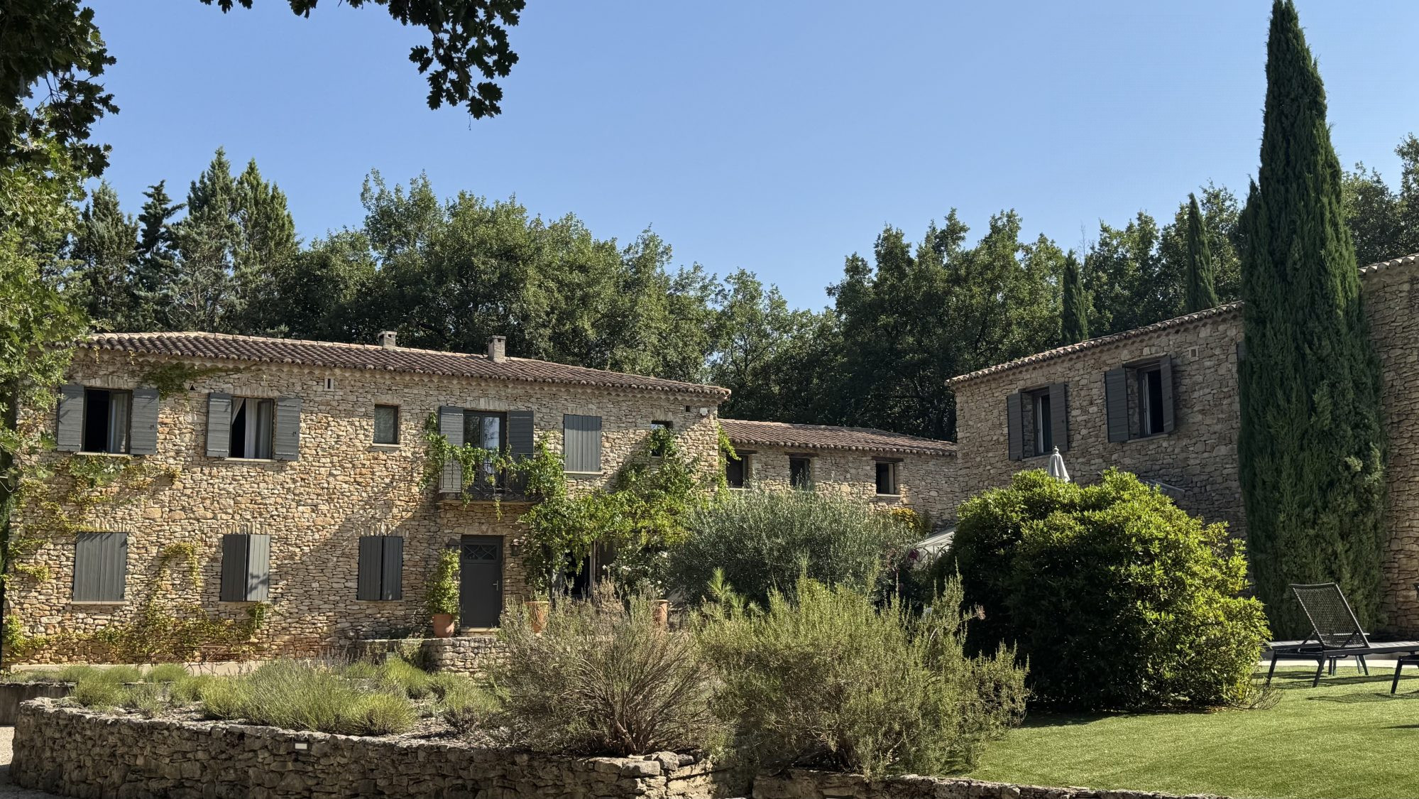 Domaine en pierre au coeur du triangle d'or LUBERON