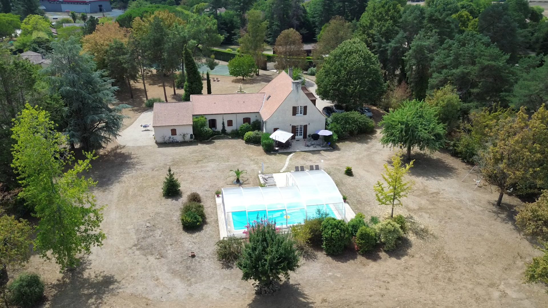 Propriété avec piscine, court de tennis et accès Dordogne