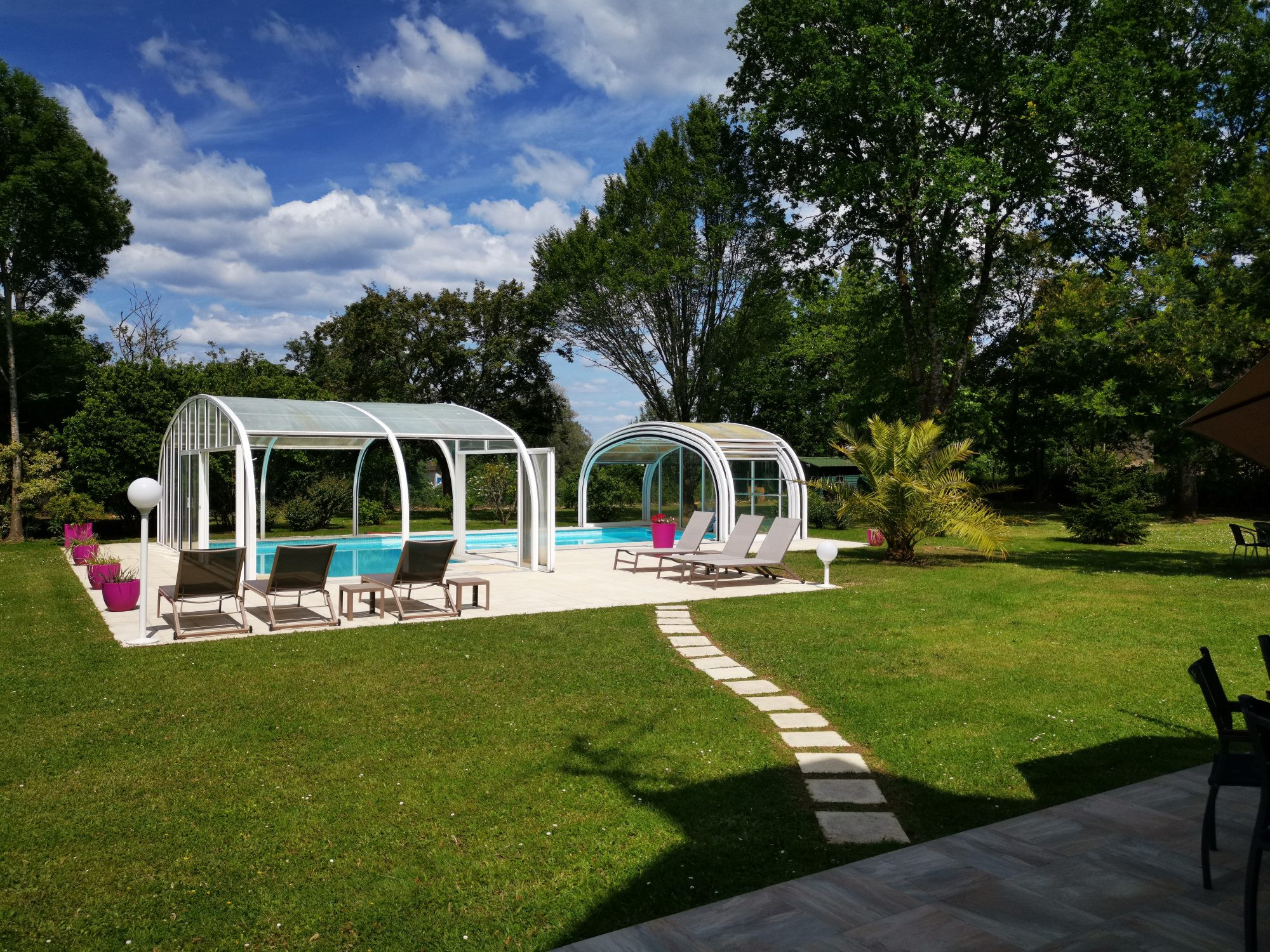 Property with Swimming Pool, Tennis Court and Dordogne Access 3