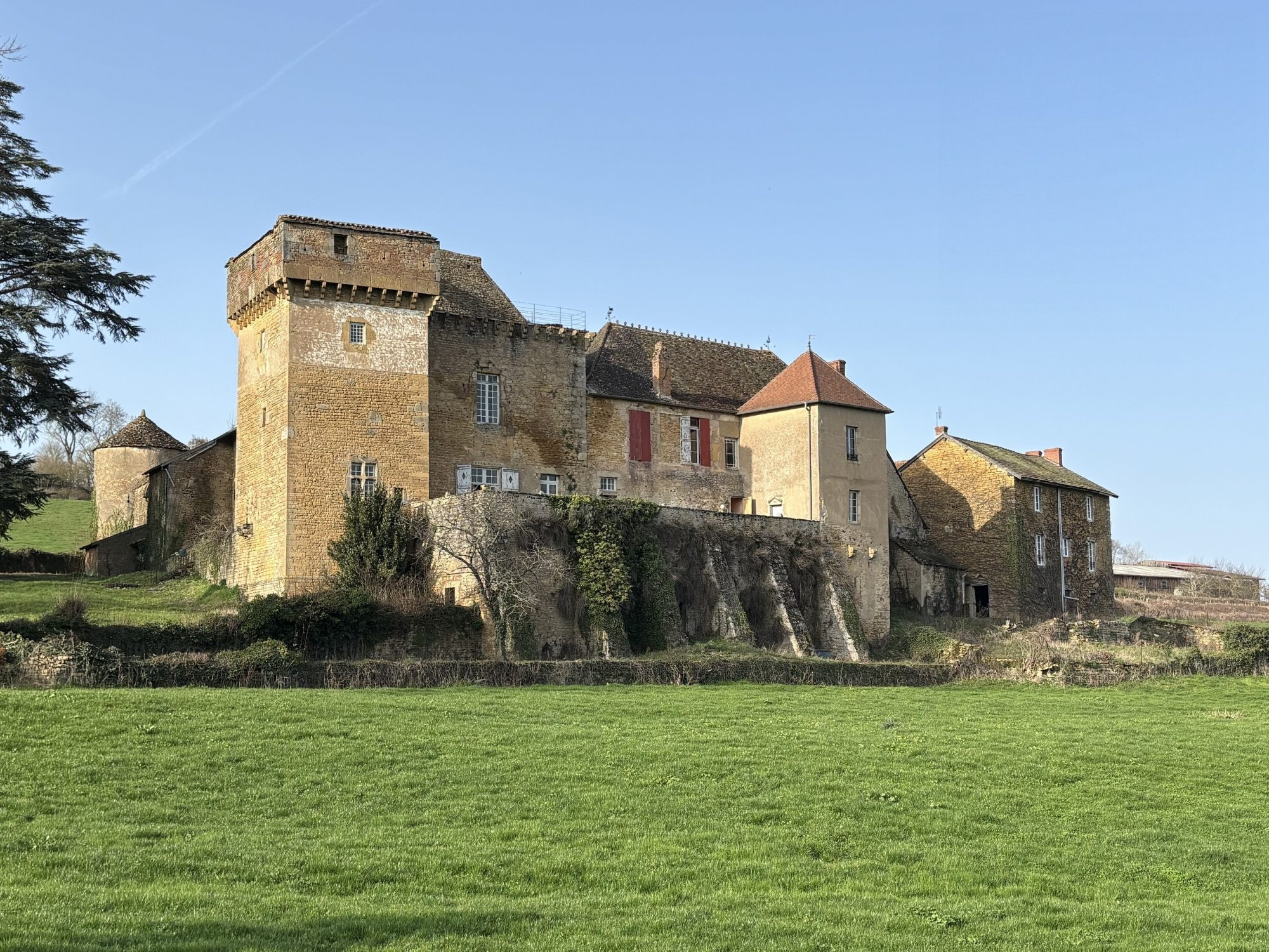 Chateau du XVème, 11 chambres, nombreuses dépendances, gîte, terrain 1,05 ha