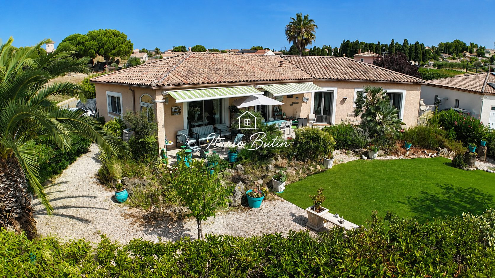Villa with 5 Rooms, Double Garage and Swimming Pool 2