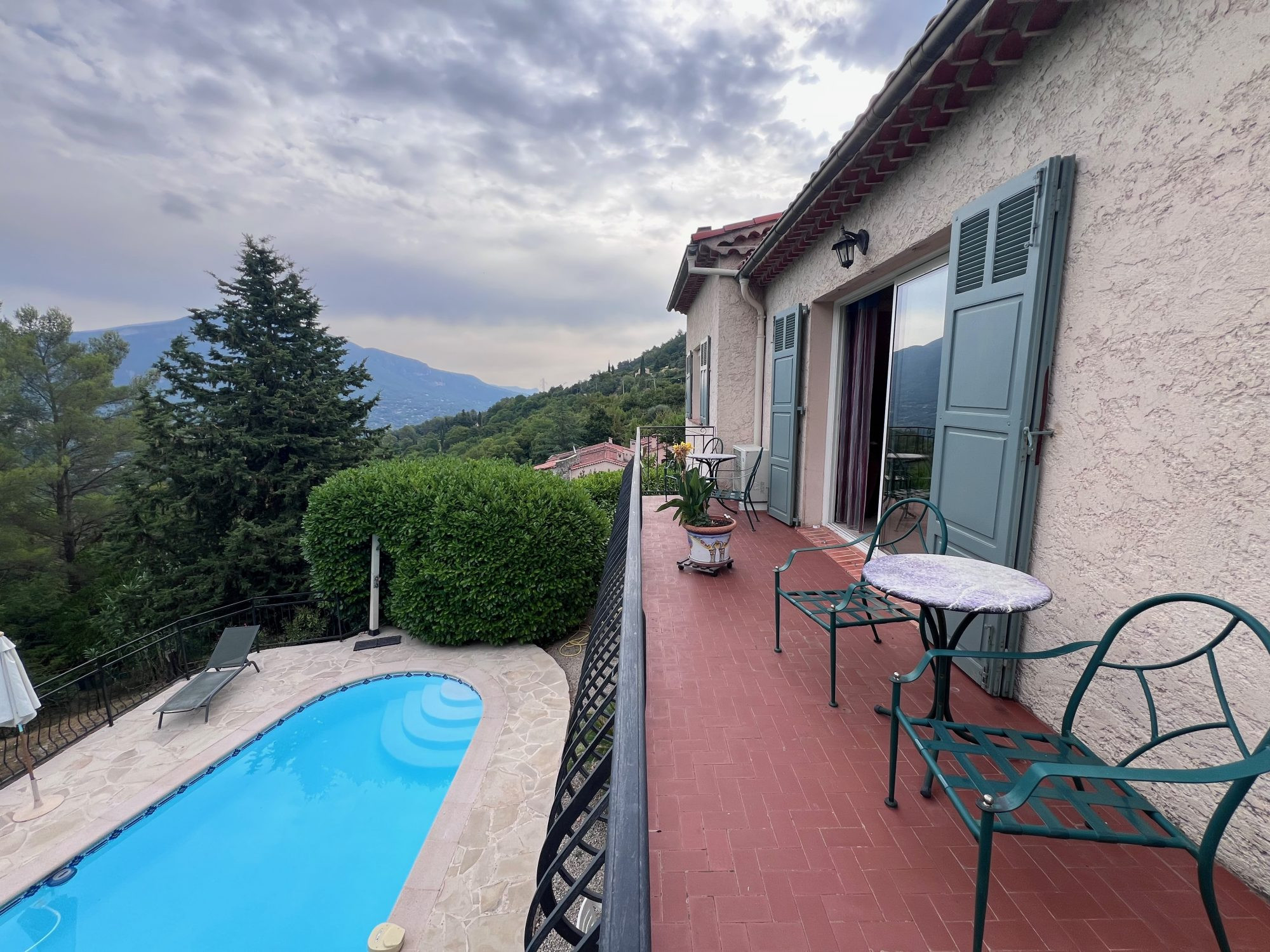 Villa avec piscine, vue collines et deux niveaux indépendants