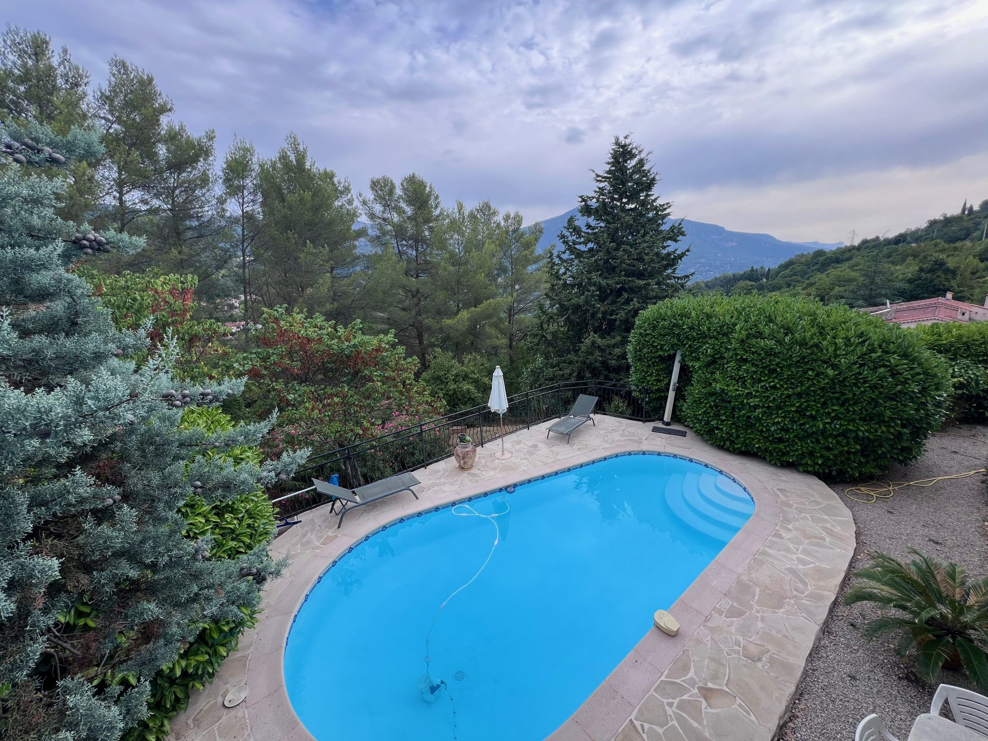 Villa avec piscine, vue collines et deux niveaux indépendants