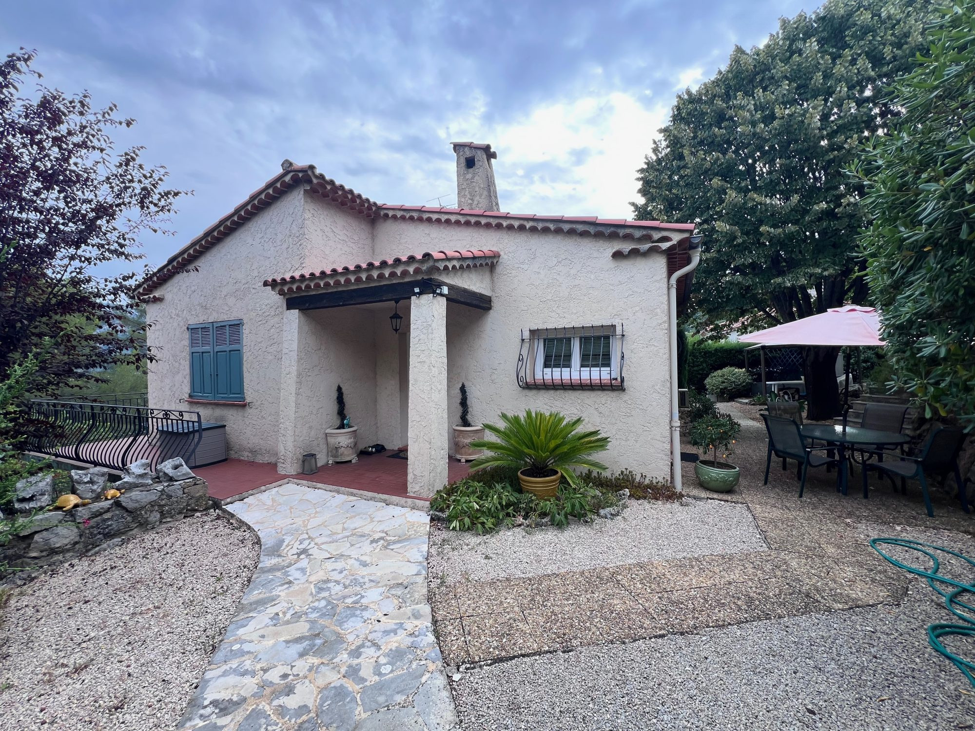 Villa avec piscine, vue collines et deux niveaux indépendants