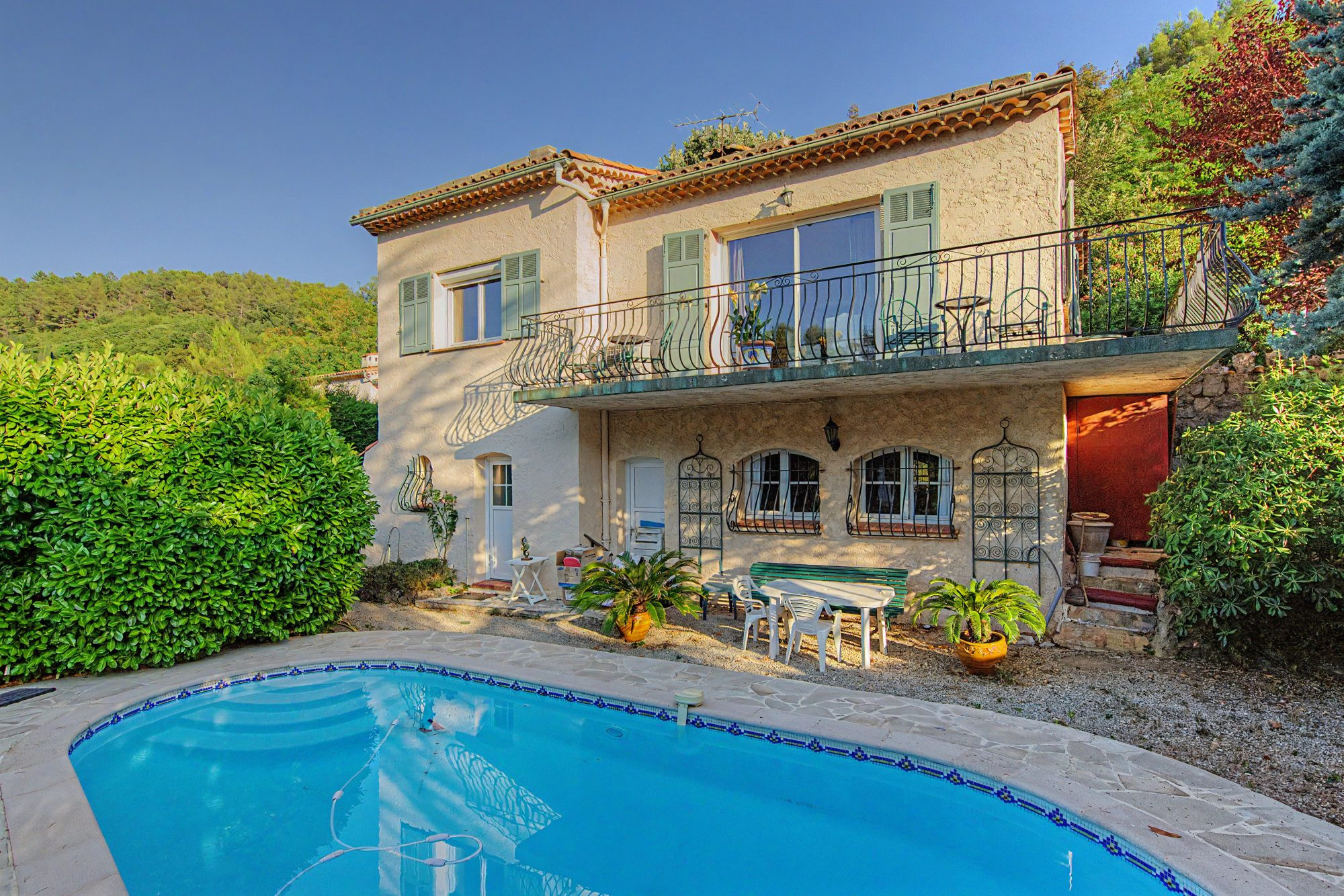 Villa avec piscine, vue collines et deux niveaux indépendants