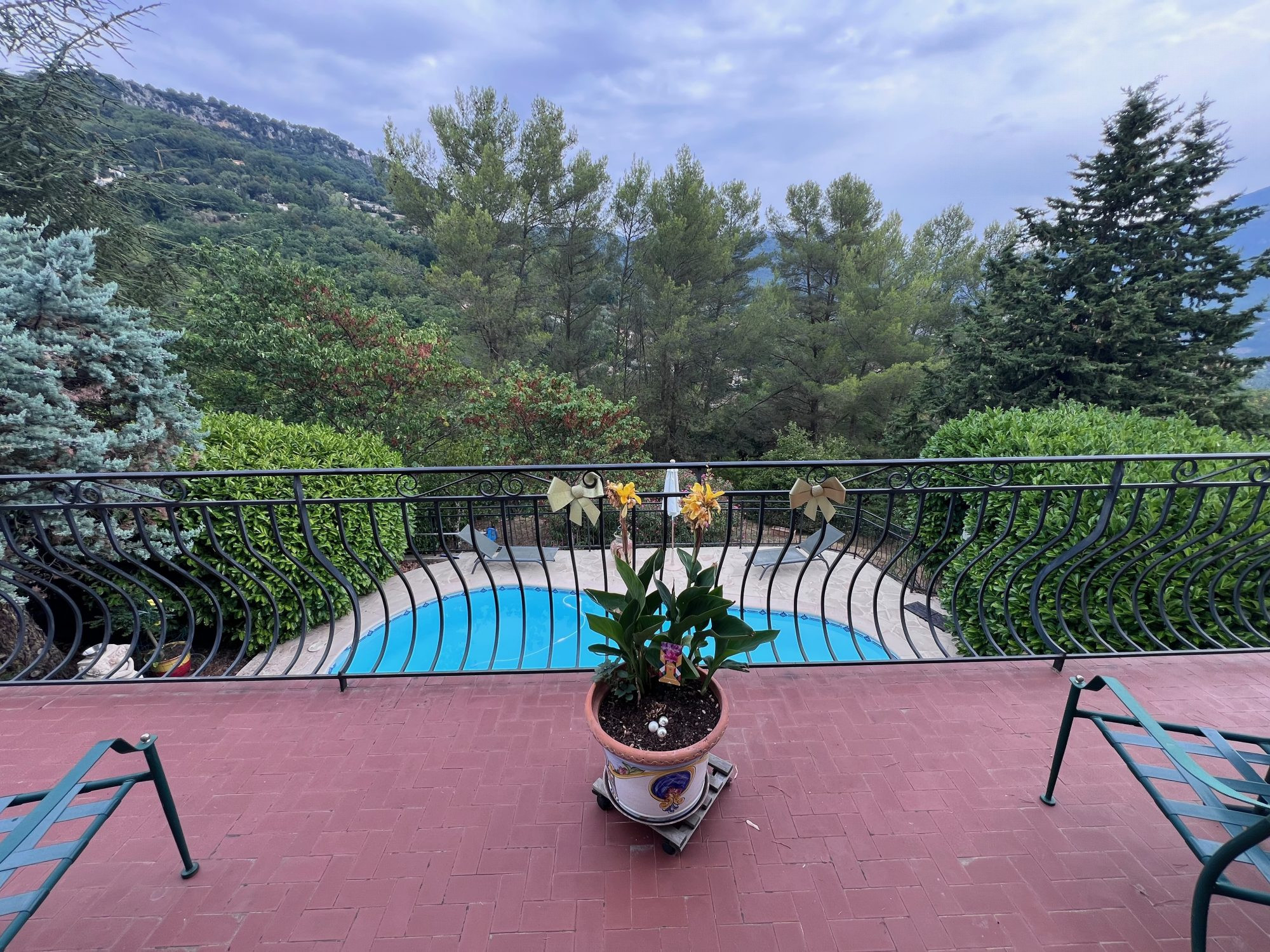 Villa avec piscine, vue collines et deux niveaux indépendants