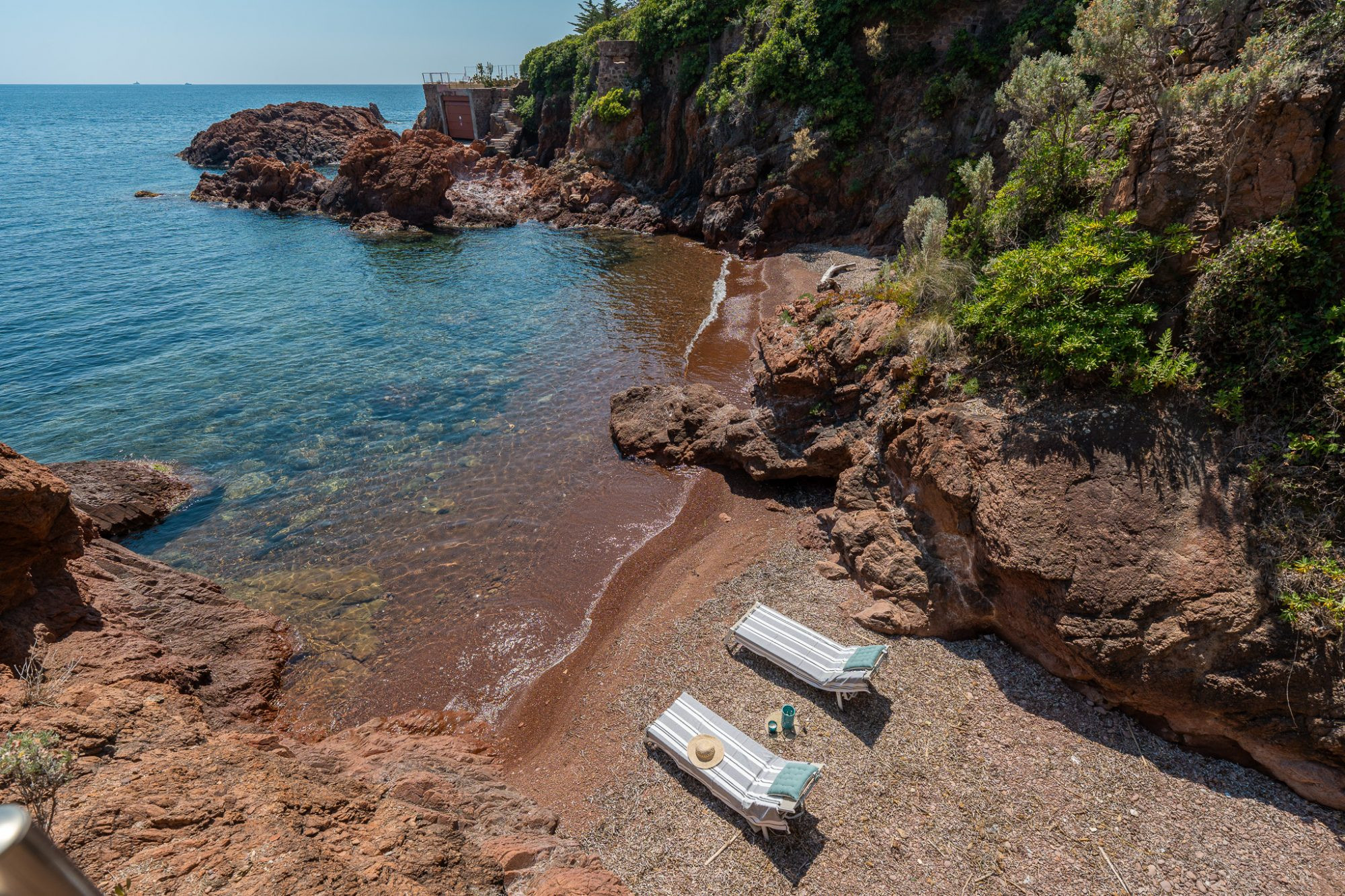 Propriété d'exception en front de mer avec plages privées et garage à bateau