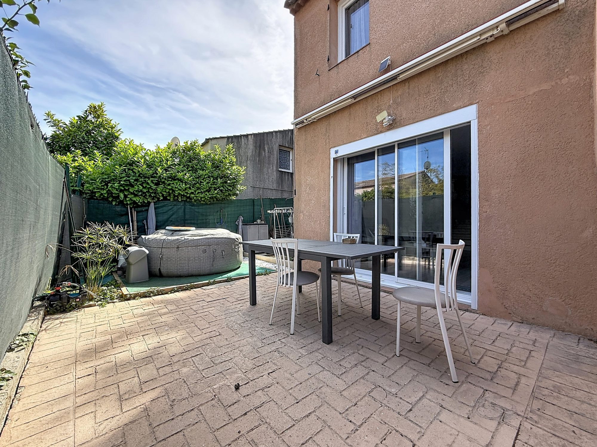 Jolie maison jumelée avec jardin