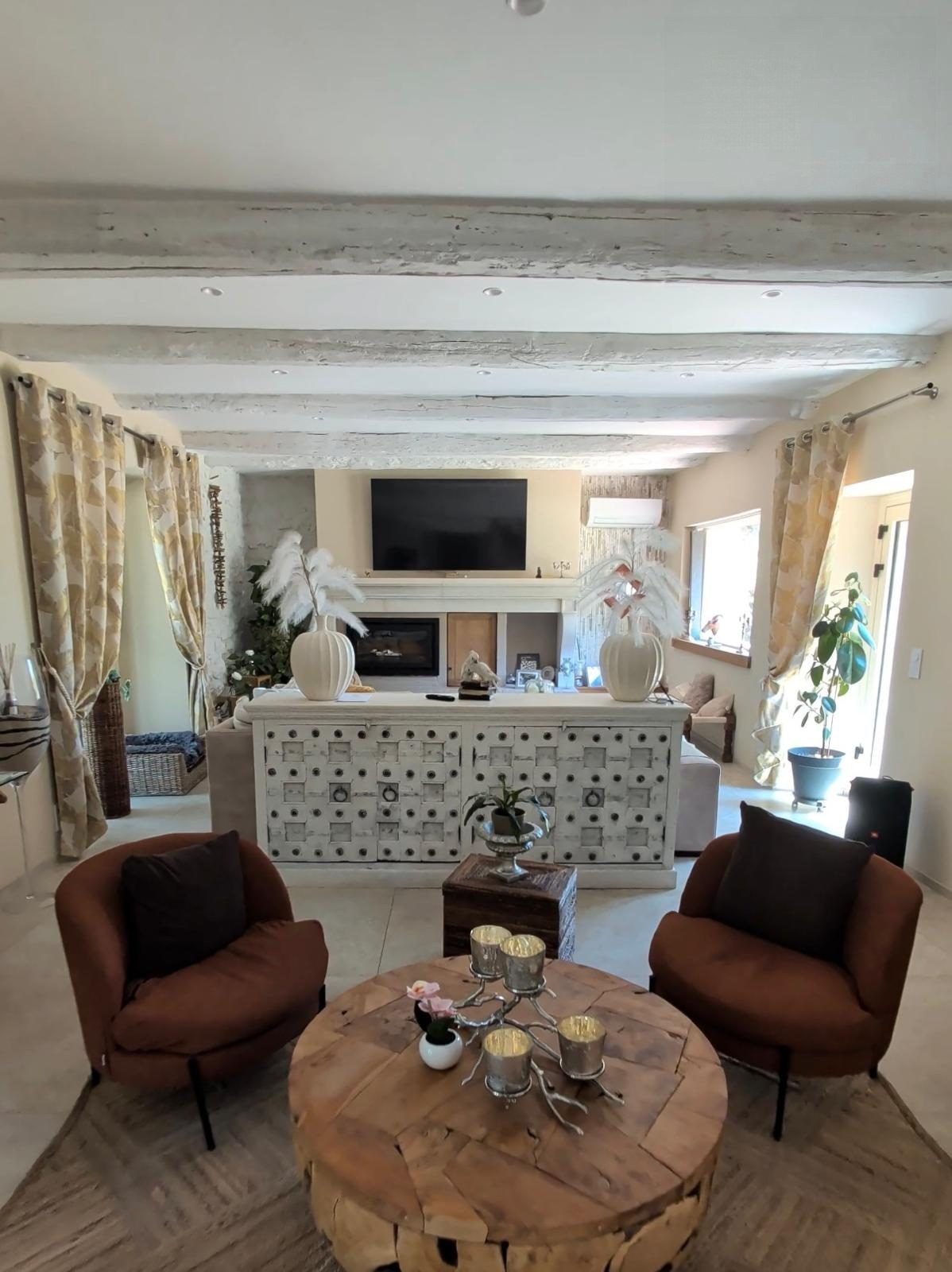PROVENÇAL BASTIDE WITH SWIMMING POOL, POOL HOUSE AND INDEPENDENT APARTMENT 3