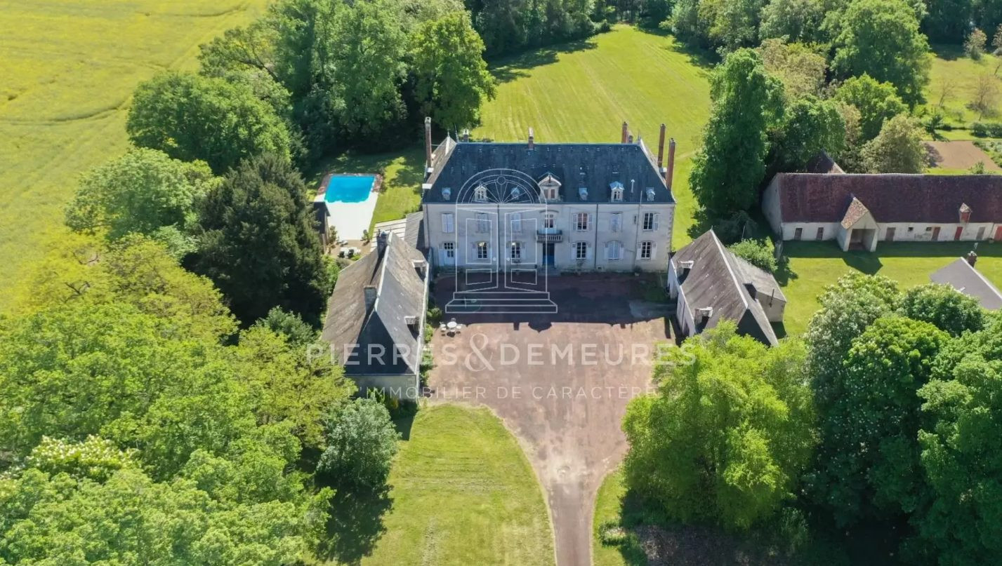 CHÂTEAU DU XVIIᵉ SIÈCLE ET SES DÉPENDANCES SUR ENVIRON 12 HECTARES