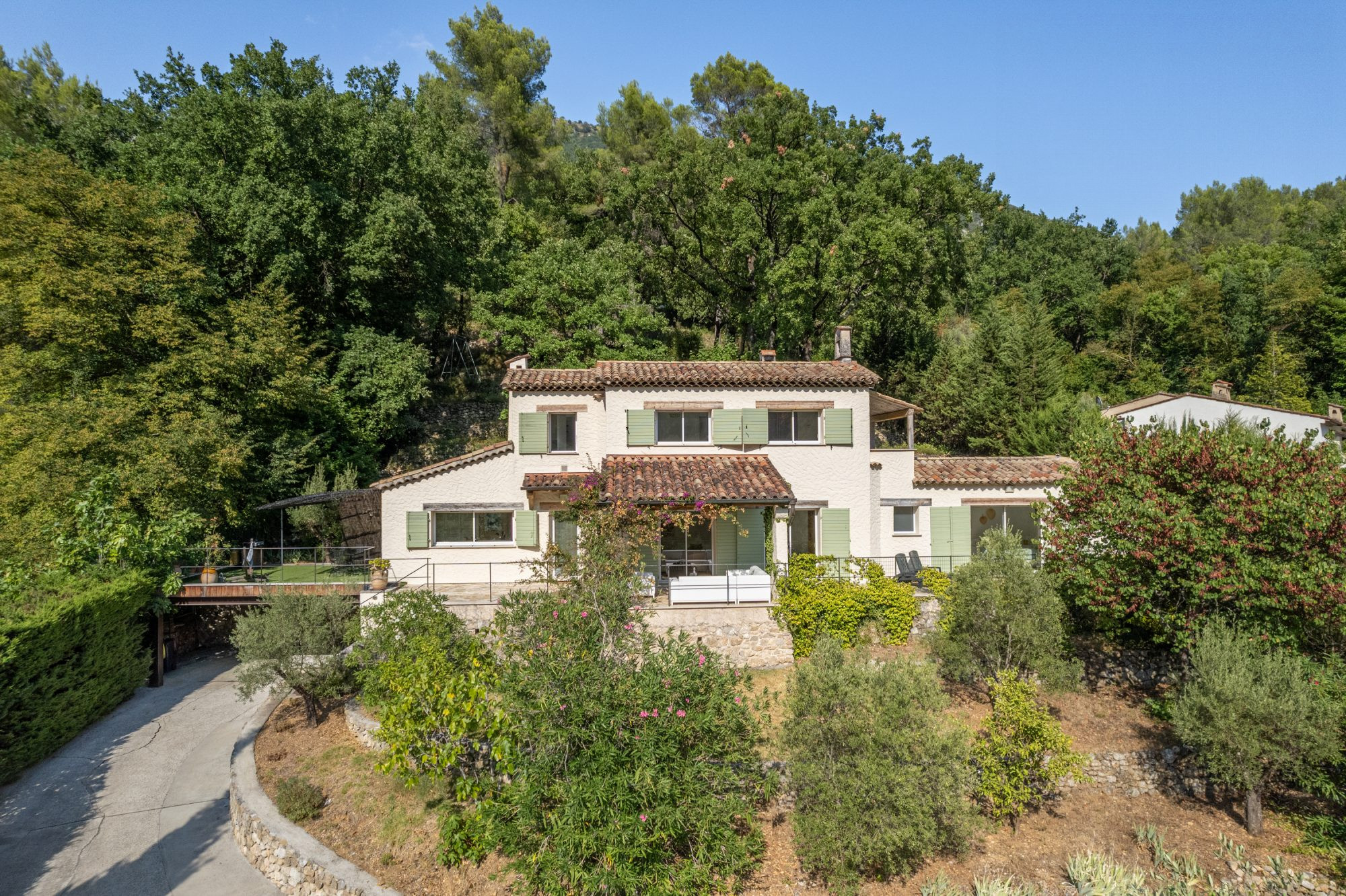 TOURRETTES-SUR-LOUP — CHARME & DOUCEUR DE VIVRE