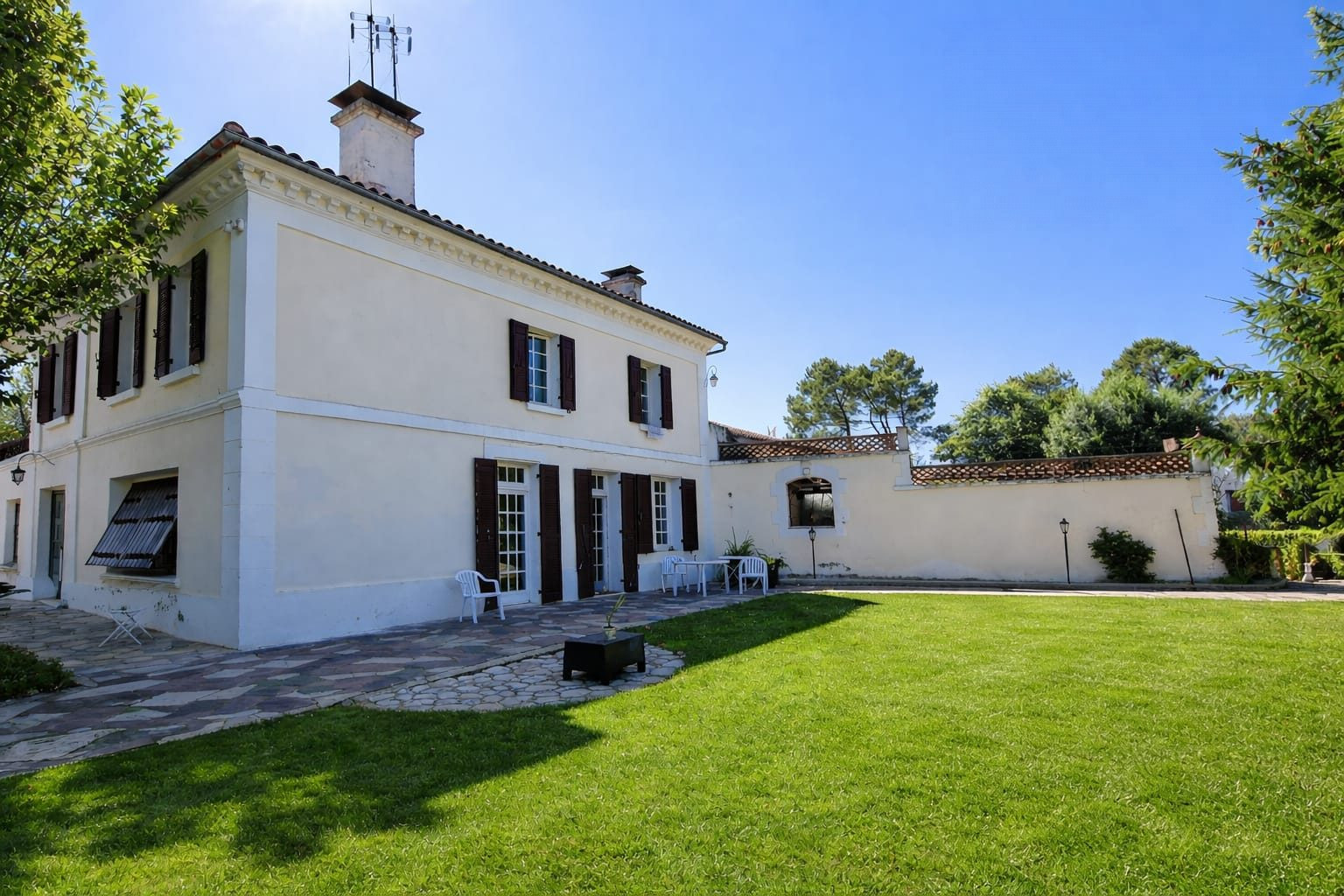 domaine avec maison principale +2 gites et grange