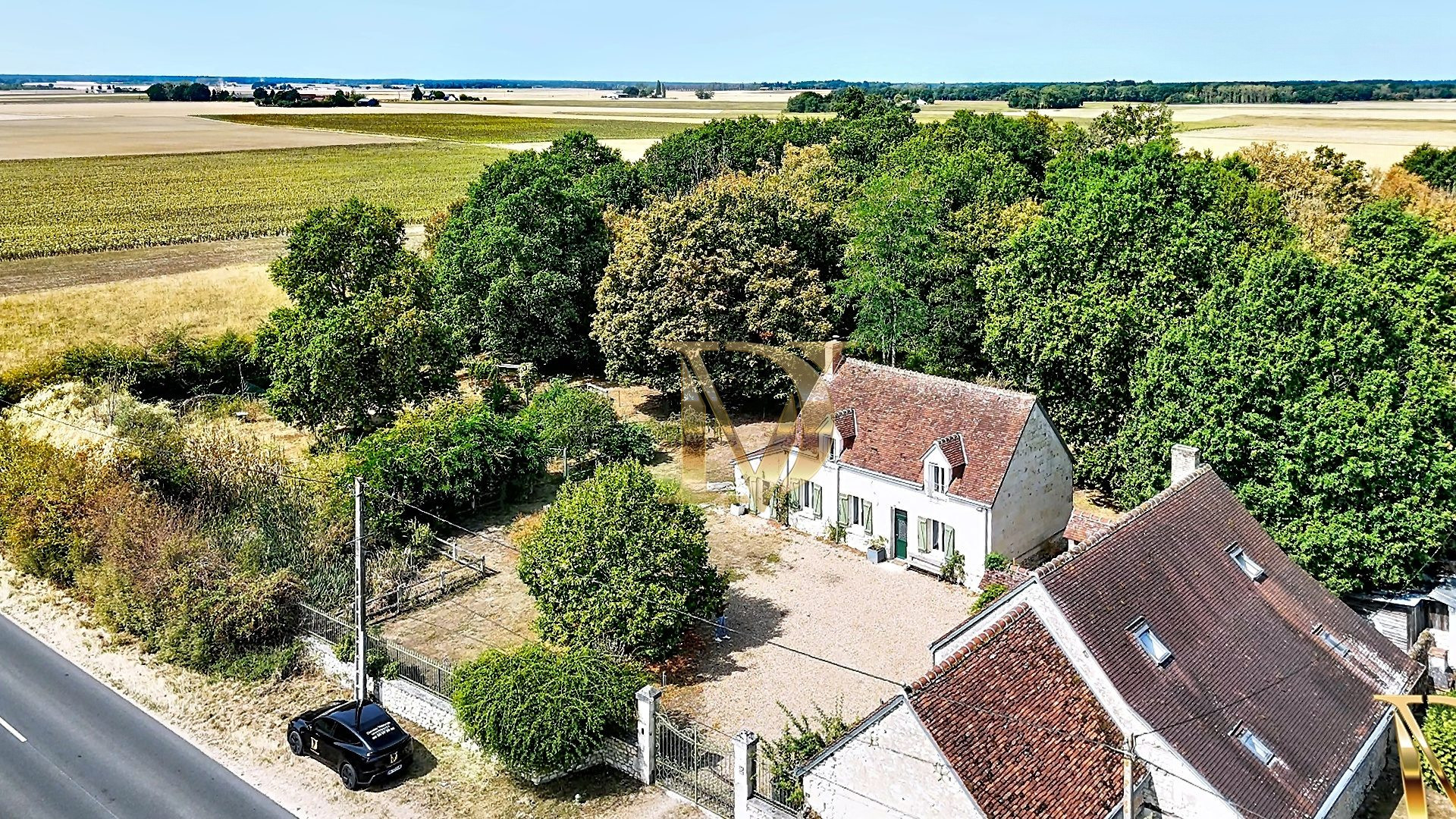 Le Clos des Roses, Set of Longhouses on Pontlevoy 2