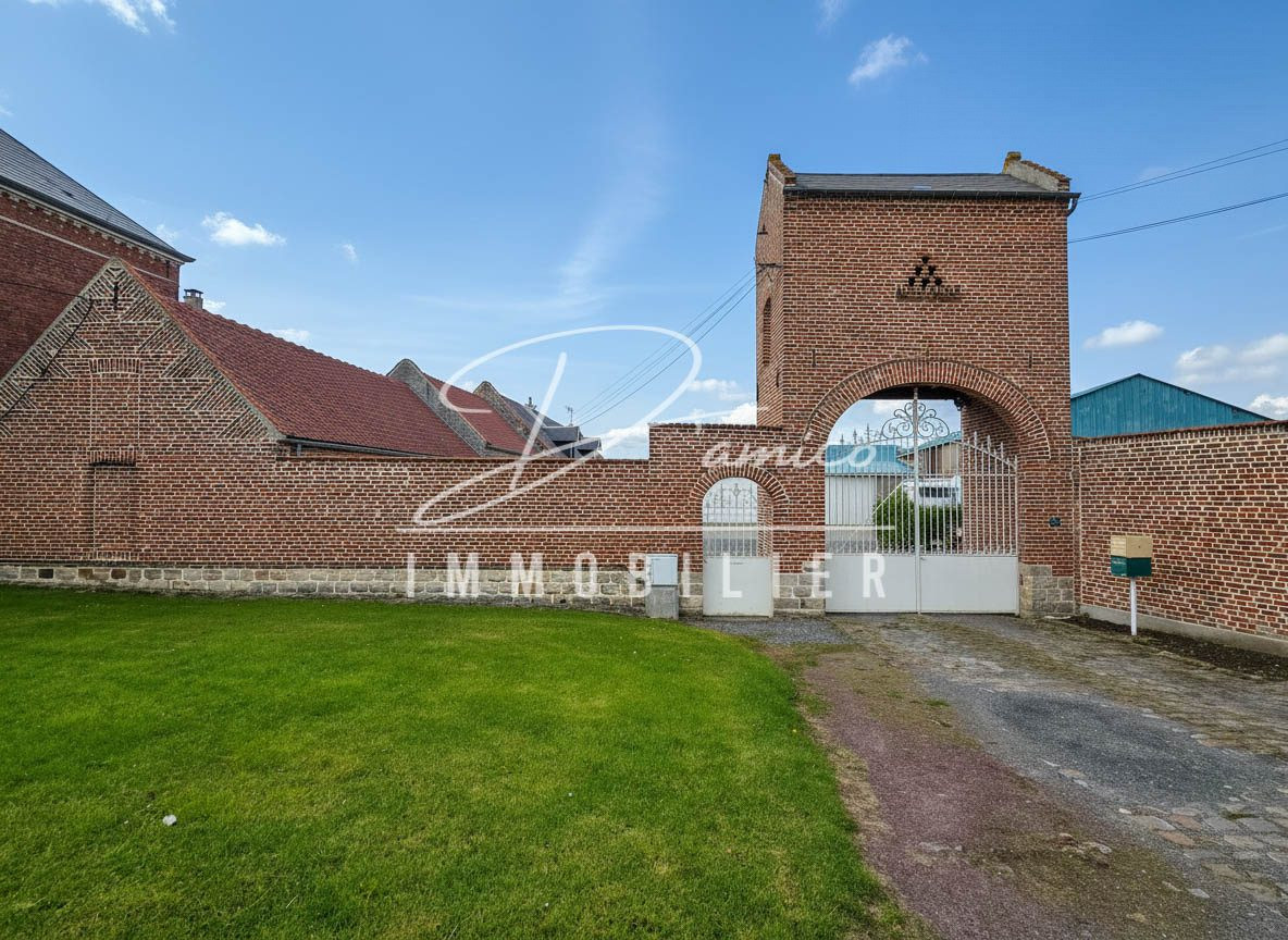 Corps de ferme 2 maisons + 780 m² dépendances - secteur Cambrai