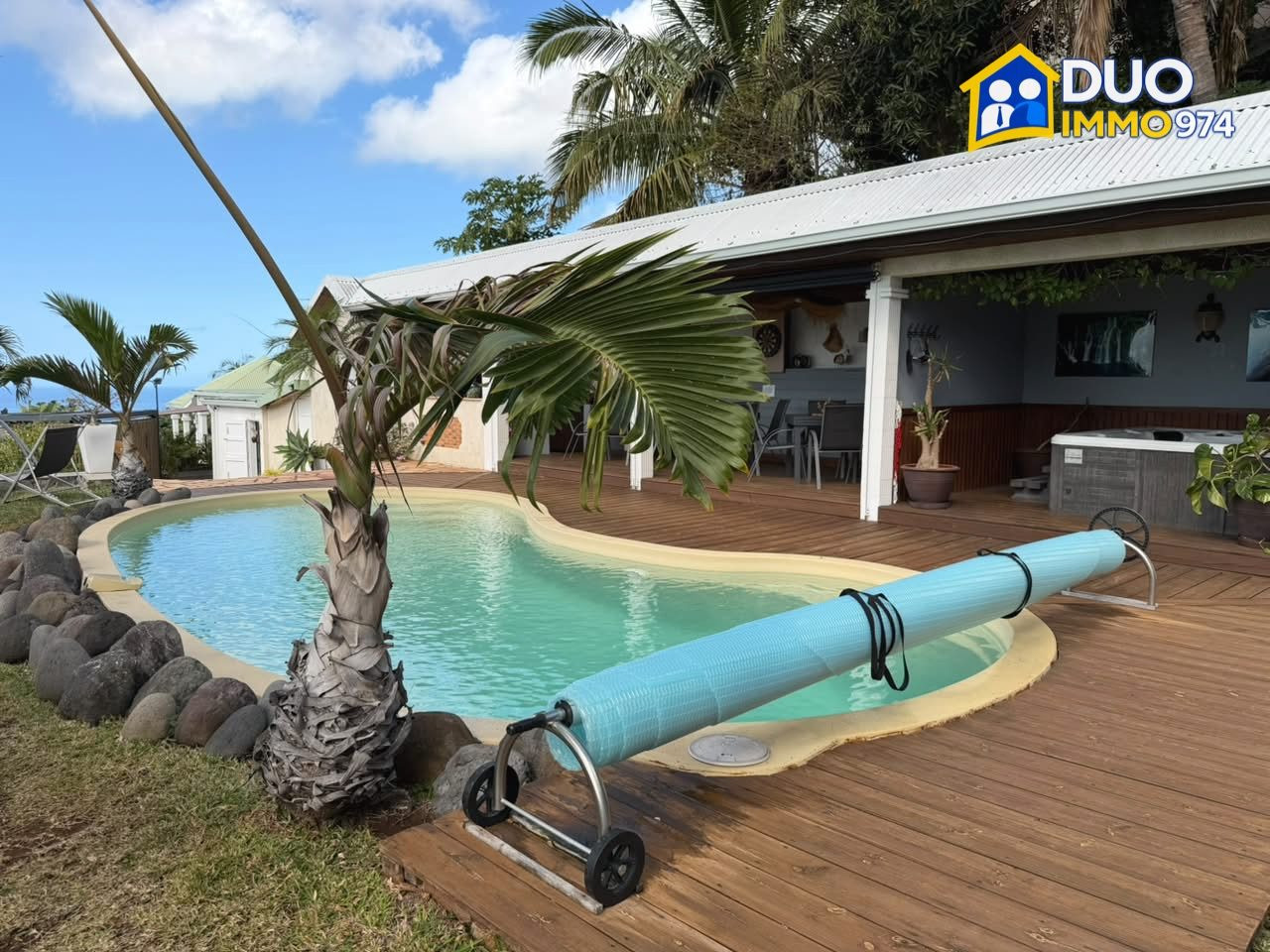 L’Étang-Salé – Propriété avec villa, 7 logements, piscine chauffée et vue mer
