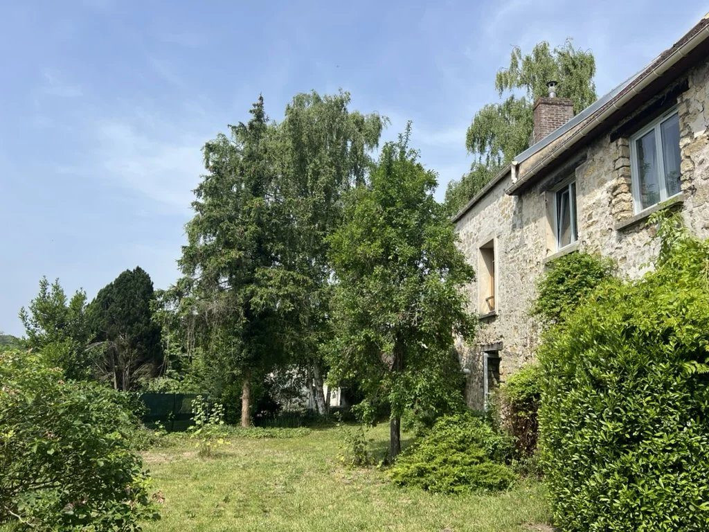 9-room house with outbuildings on 985 m² plot 4