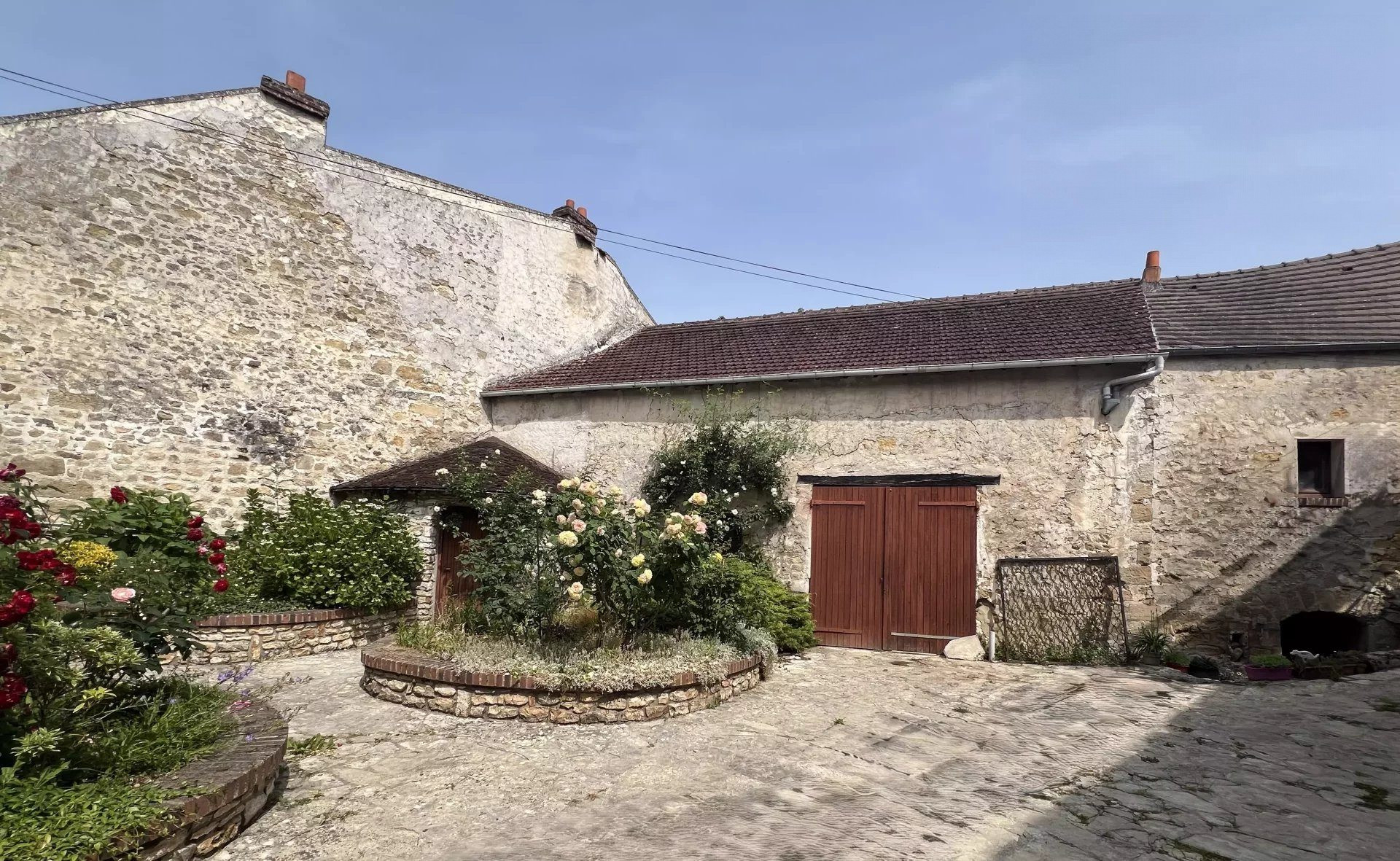 9-room house with outbuildings on 985 m² plot 3