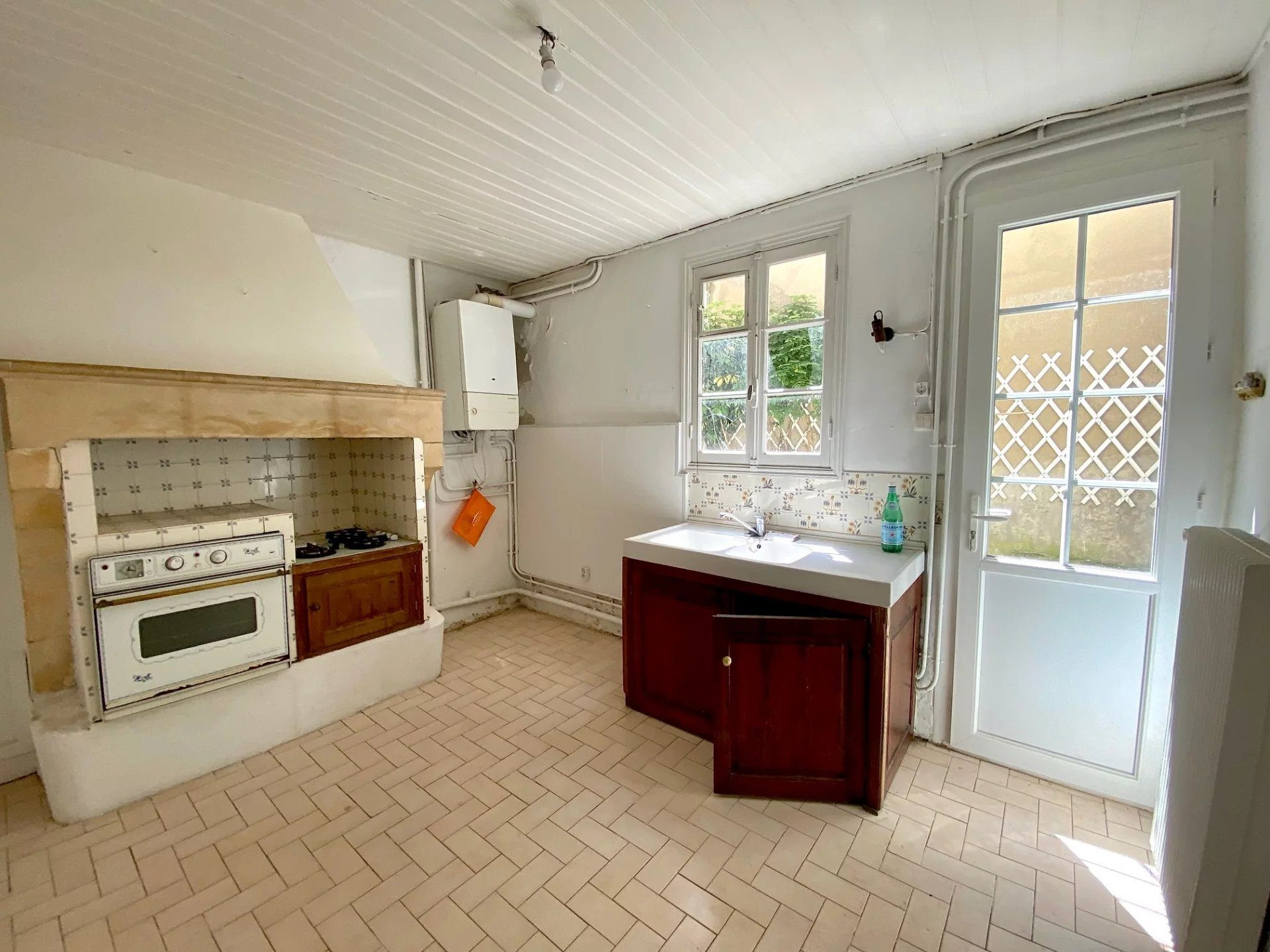Large townhouse to renovate just steps away from La Rochelle market 3