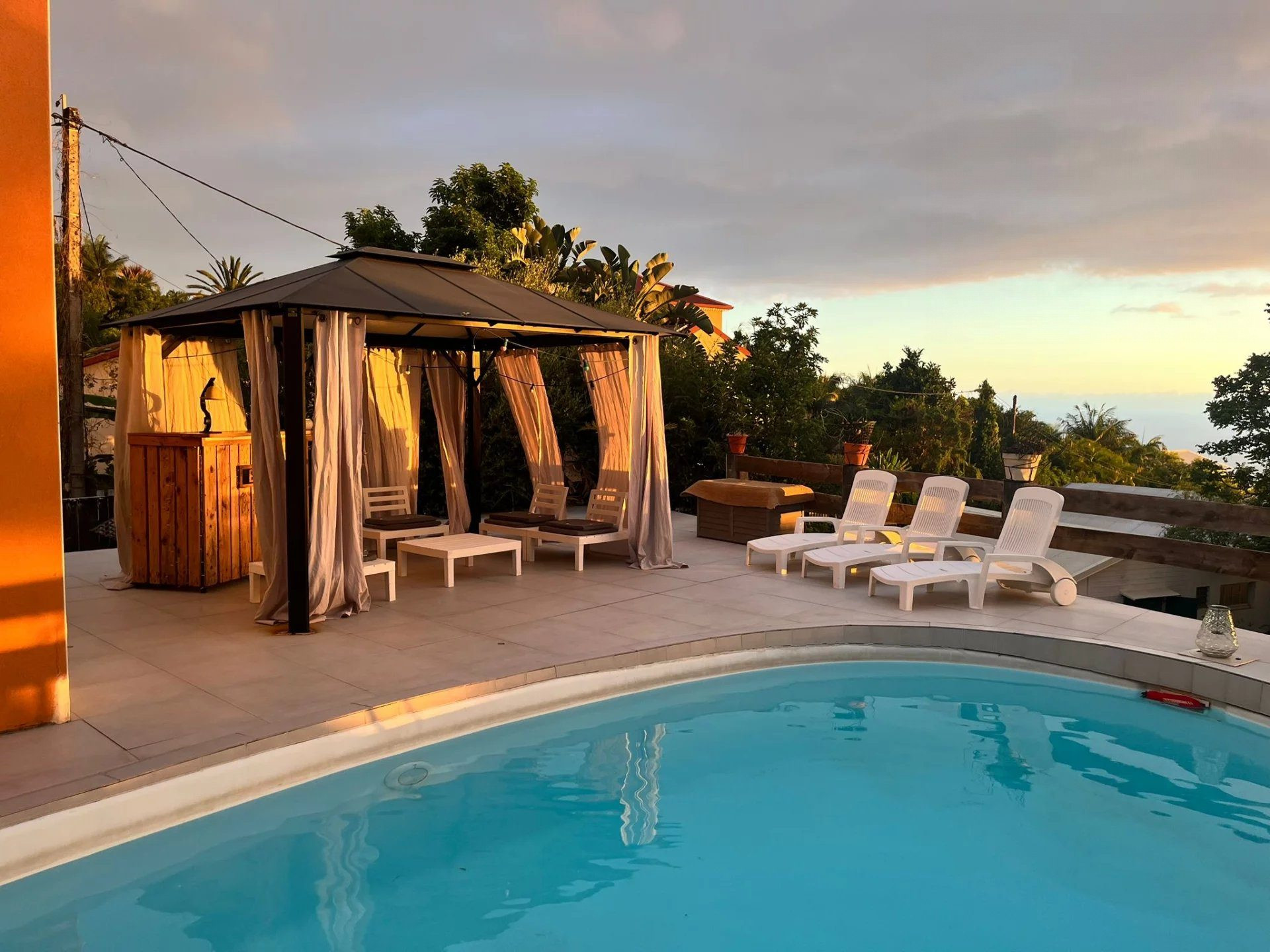 VILLA D’EXCEPTION AUX AVIRONS – 5 PIÈCES – PISCINE – VUE MER