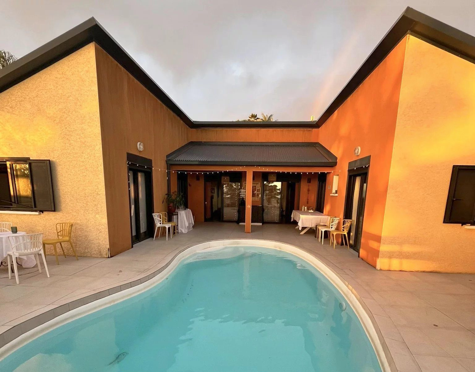 VILLA D’EXCEPTION AUX AVIRONS – 5 PIÈCES – PISCINE – VUE MER