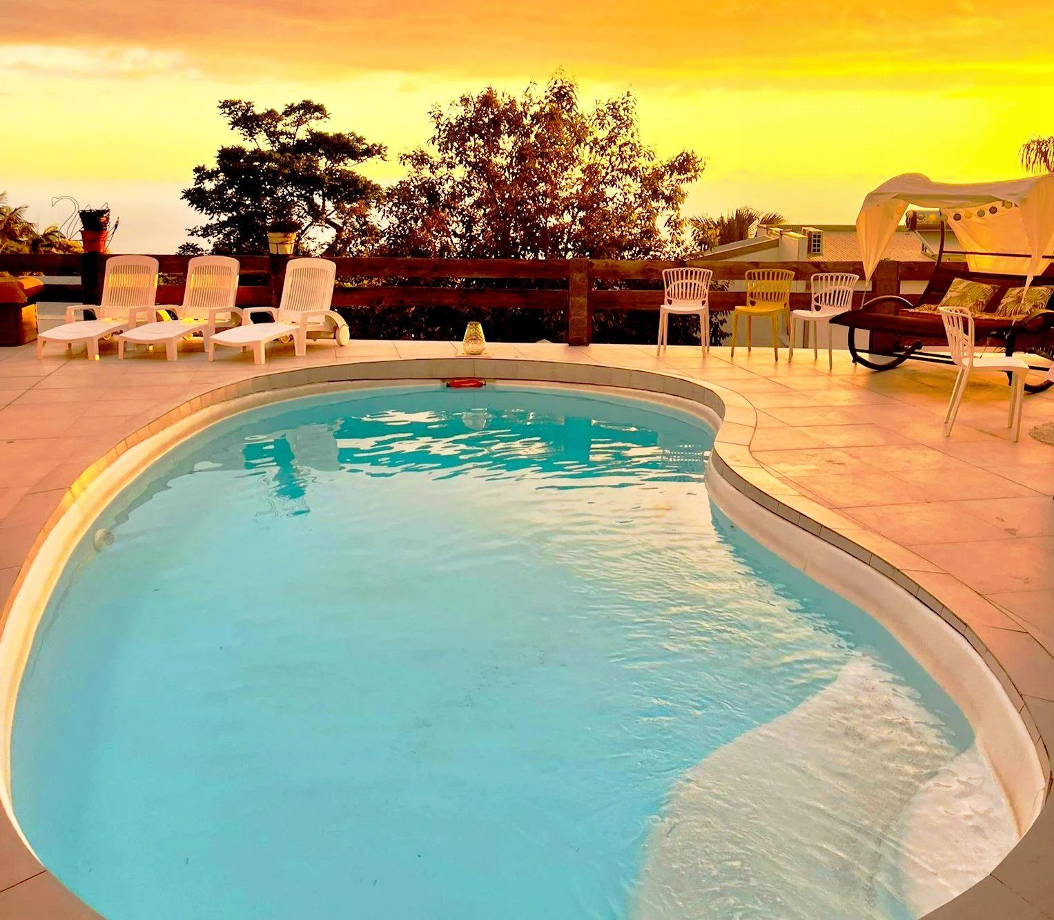 VILLA D’EXCEPTION AUX AVIRONS – 5 PIÈCES – PISCINE – VUE MER