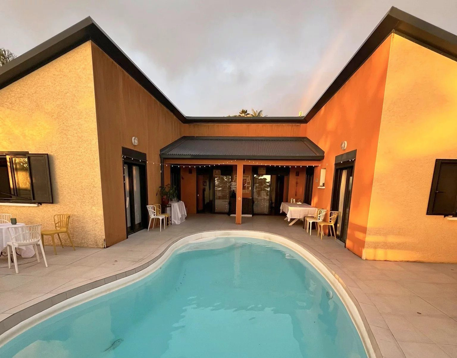 VILLA D’EXCEPTION AUX AVIRONS – 5 PIÈCES – PISCINE – VUE MER