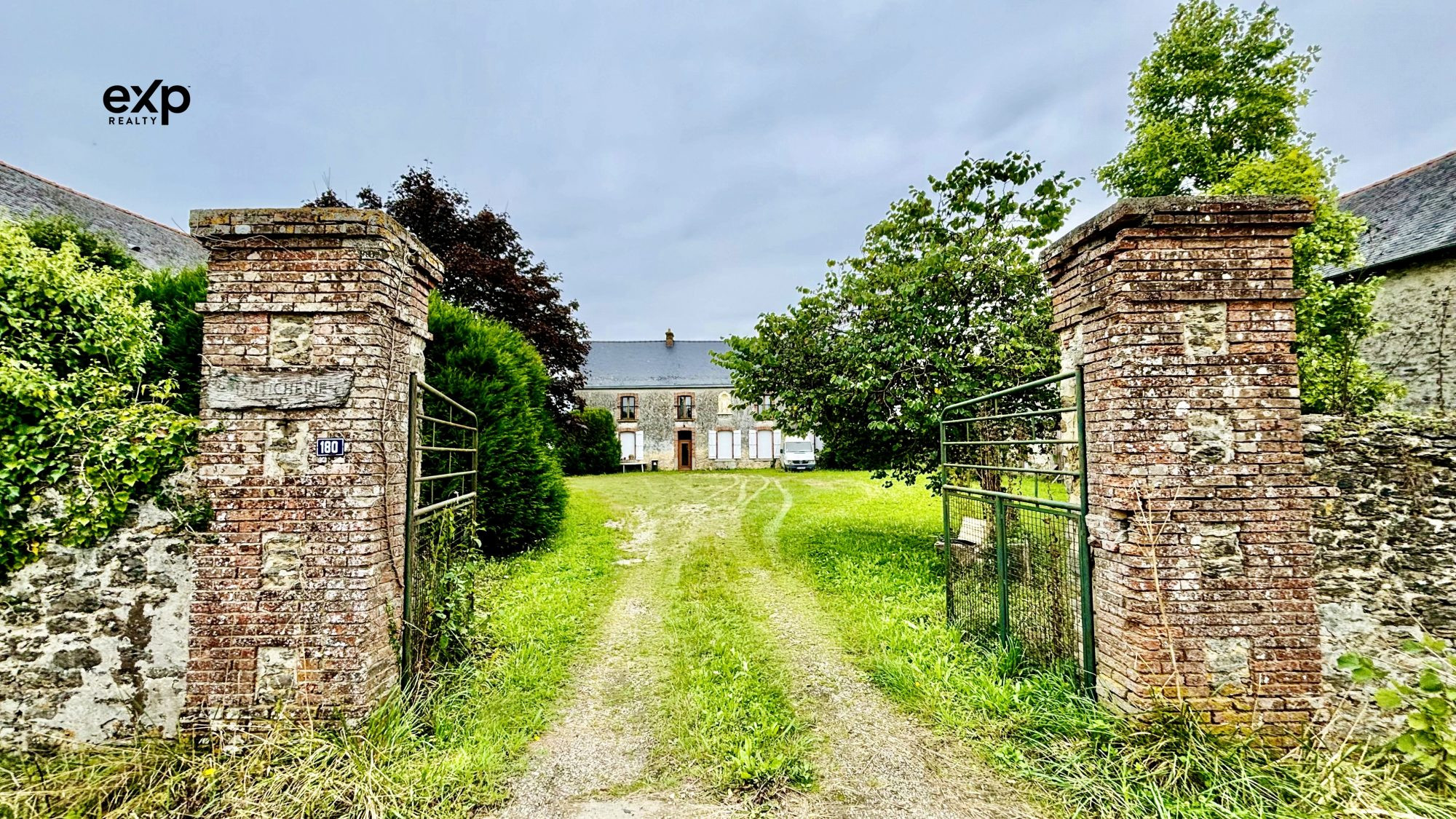 Maison 7 pièces 204 m2 avec grandes dépendances.