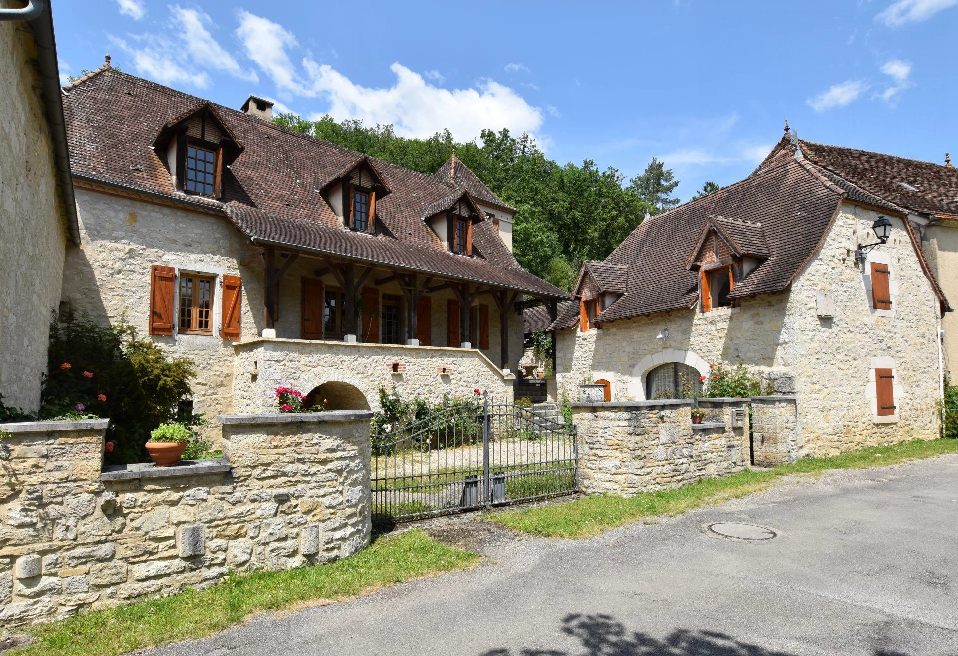 Ensemble immobilier, 200 m² habitables, Maison, Gîte, Piscine et dépendances.