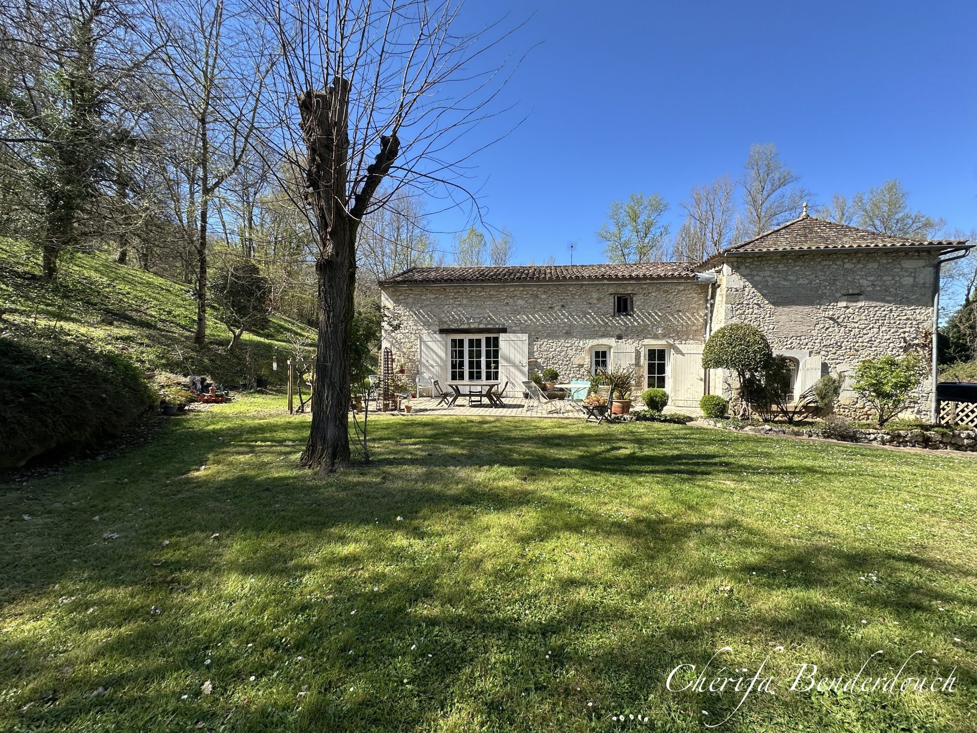 MAISON DE CARACTERE EN PIERRE - 300 M2 - PARC DE 1,8 HECTARES